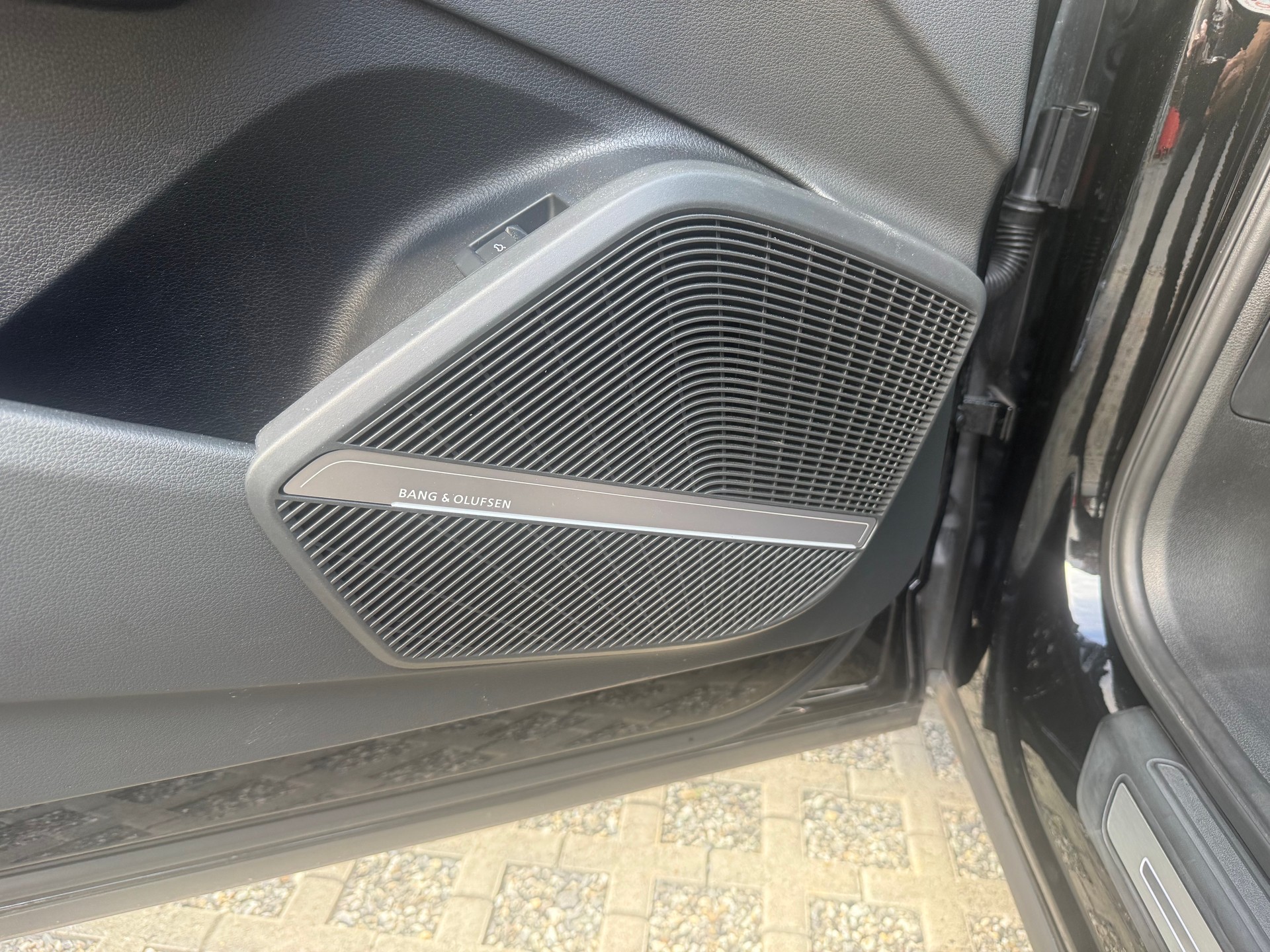 AUDI Q5 40 TDI Black Edition quattro S-tronic-image-11