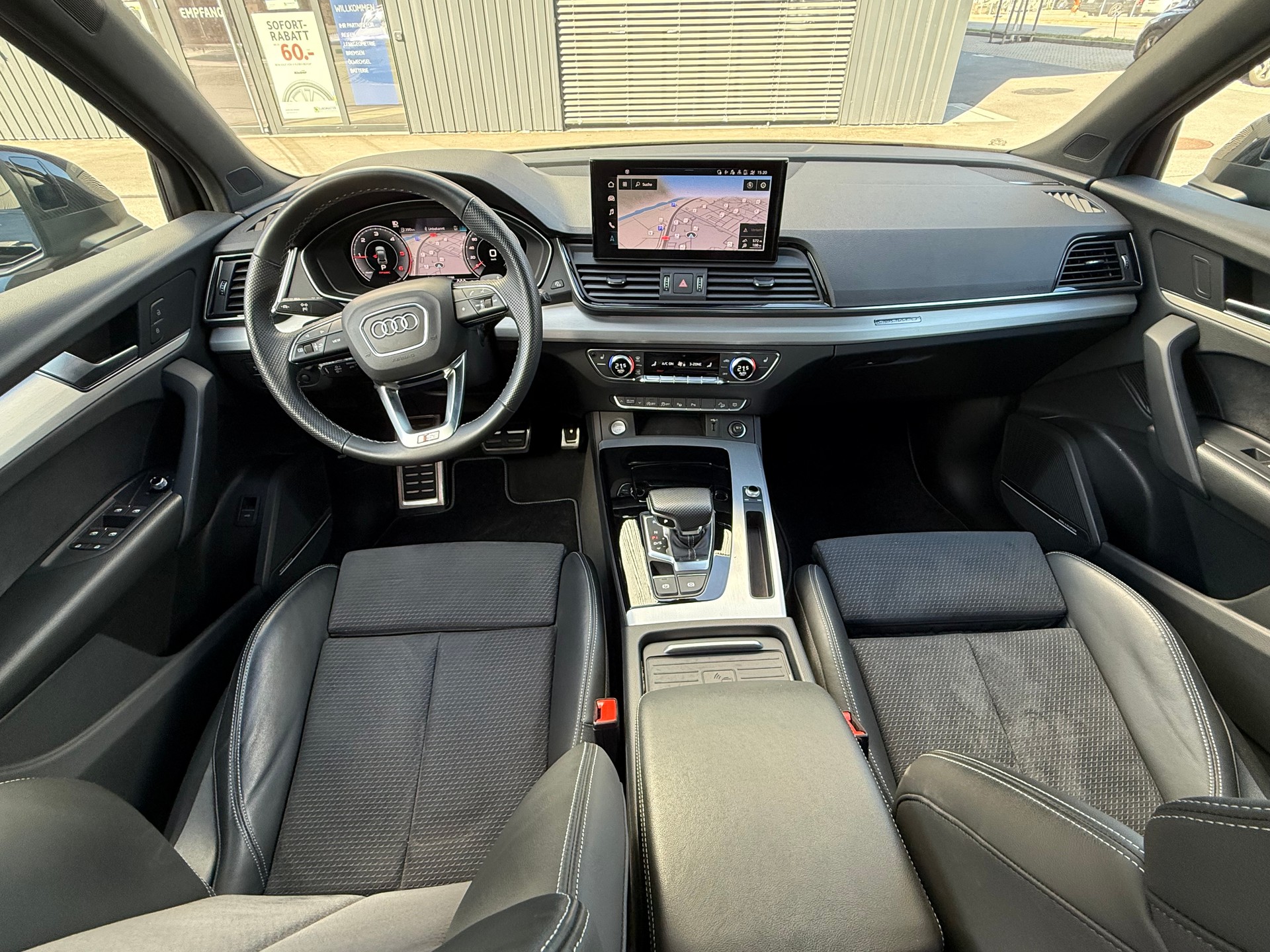 AUDI Q5 40 TDI Black Edition quattro S-tronic-image-7