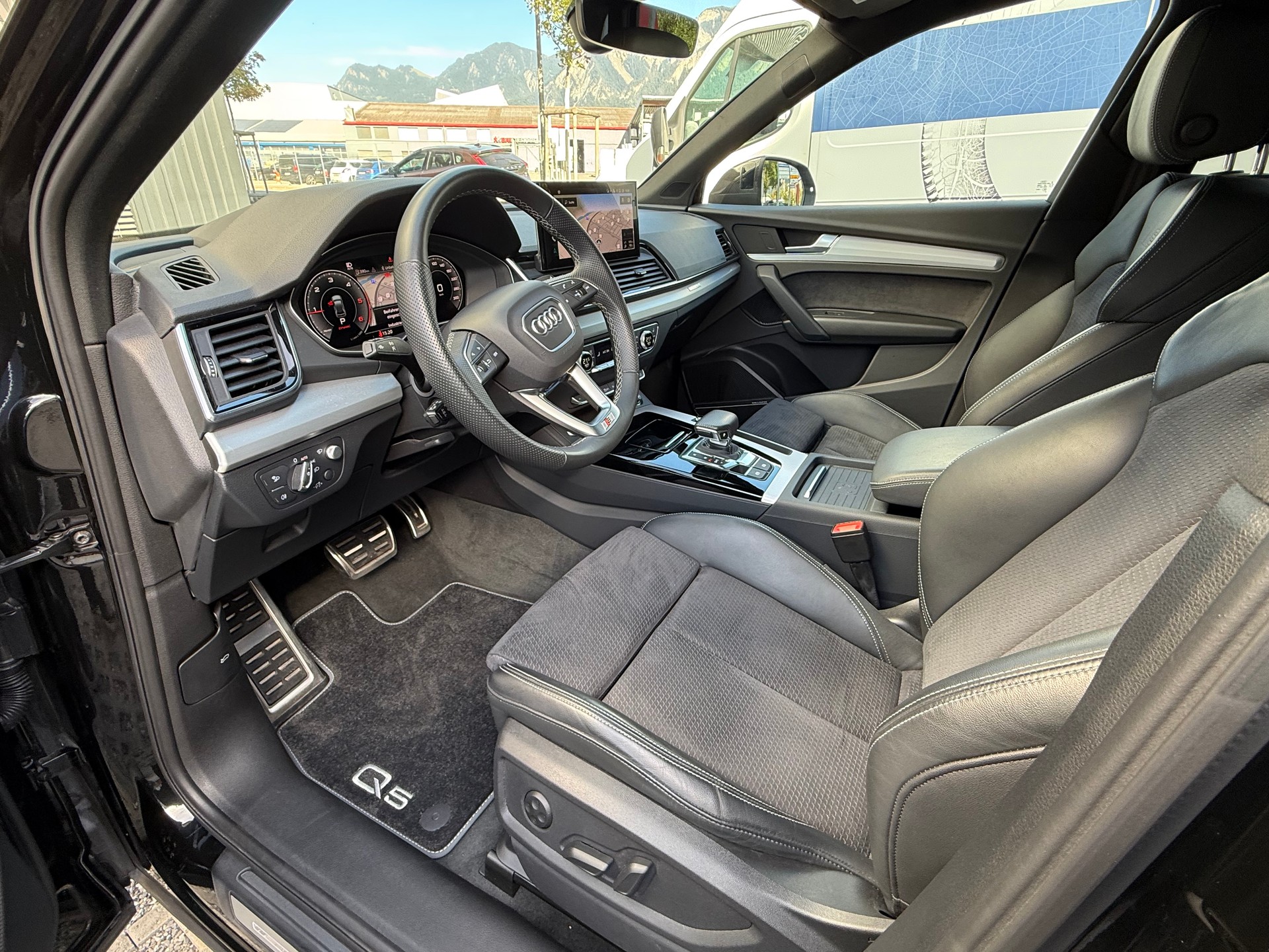 AUDI Q5 40 TDI Black Edition quattro S-tronic-image-8
