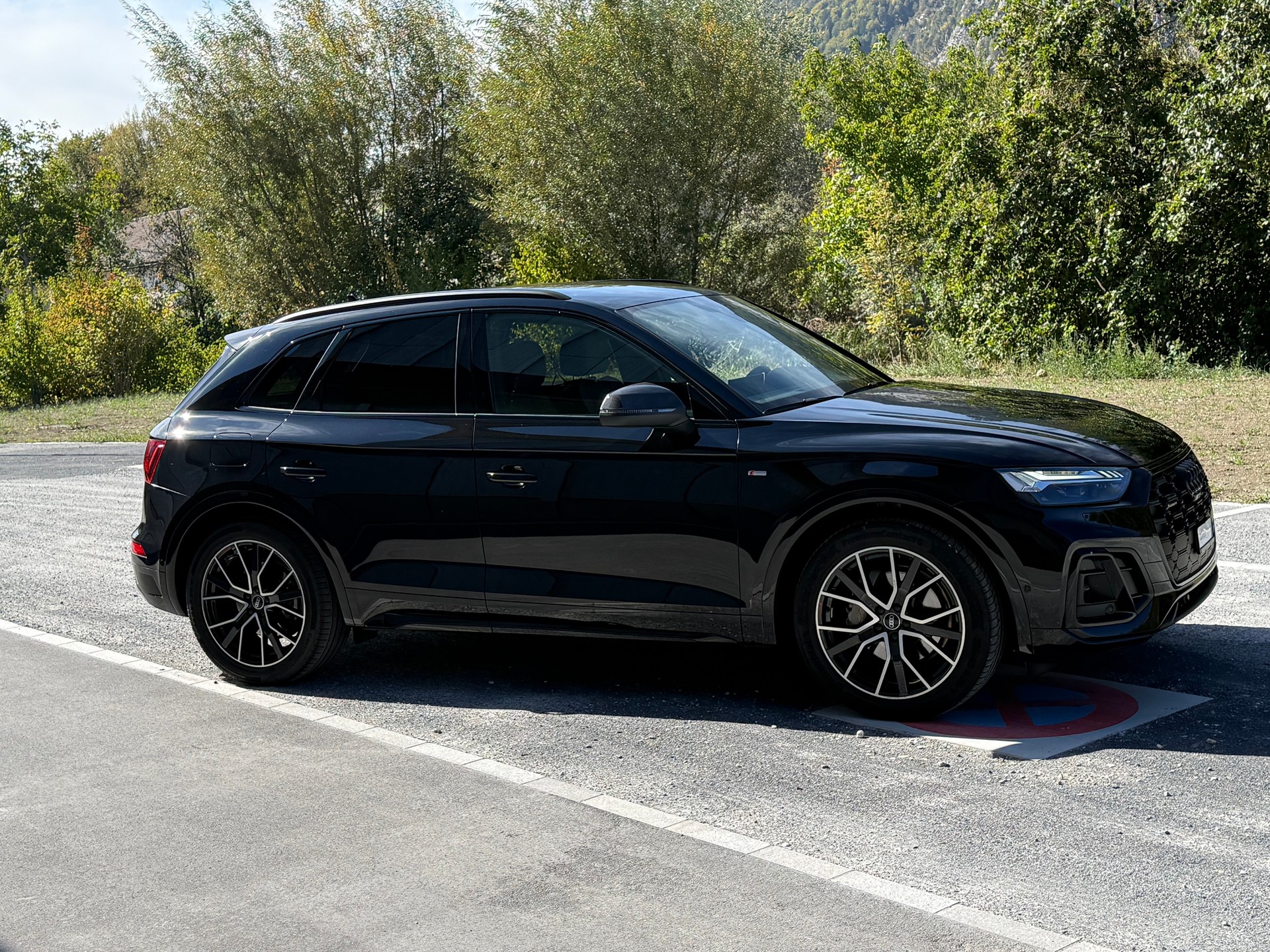 AUDI Q5 40 TDI Black Edition quattro S-tronic-image-2