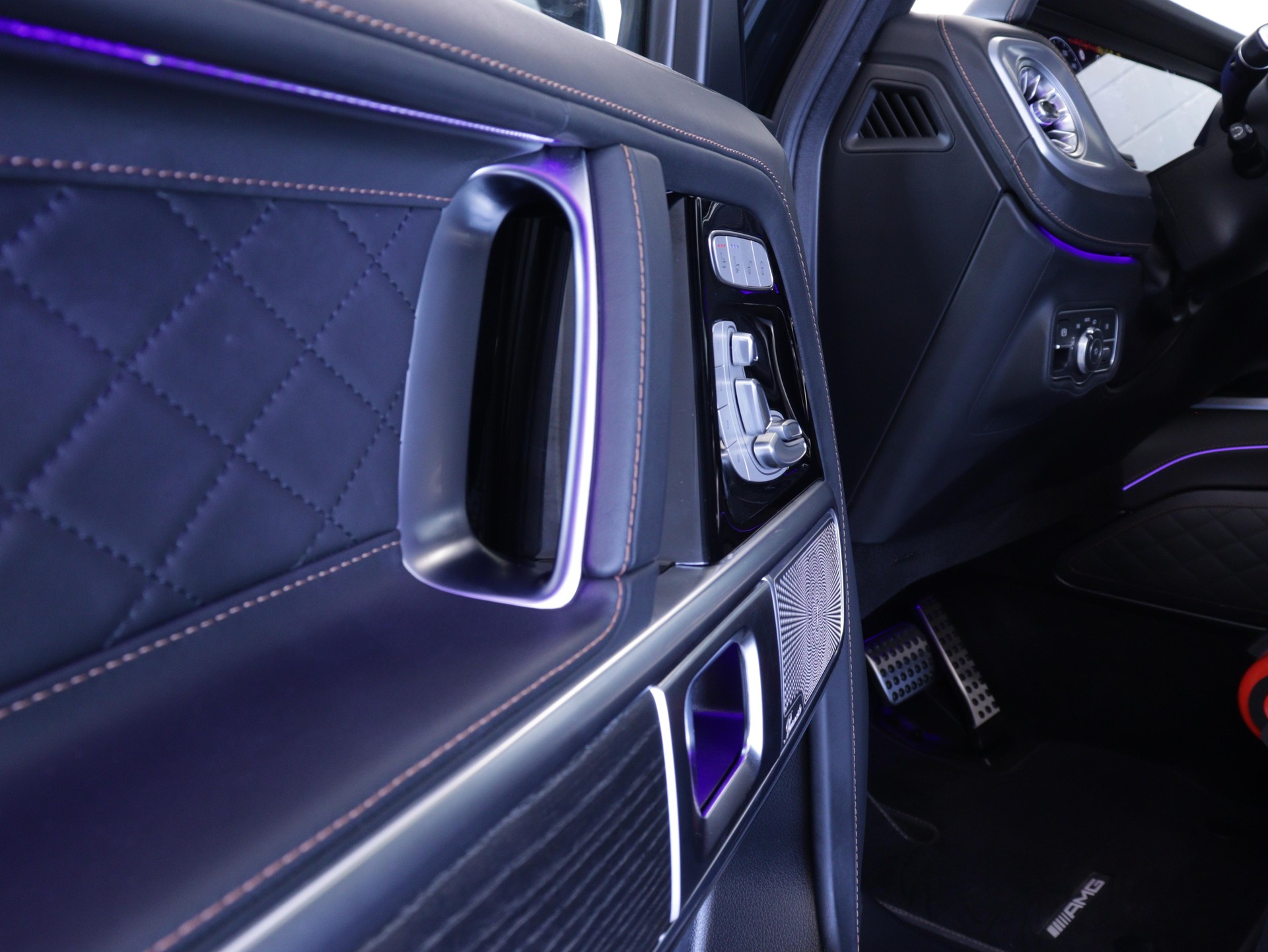 MERCEDES-BENZ G 450 d AMG Line-image-8