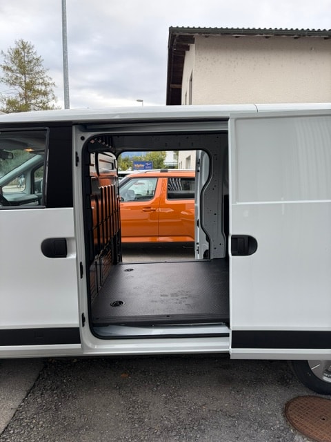 MAXUS eDeliver 5 L1 64kWh-image-8