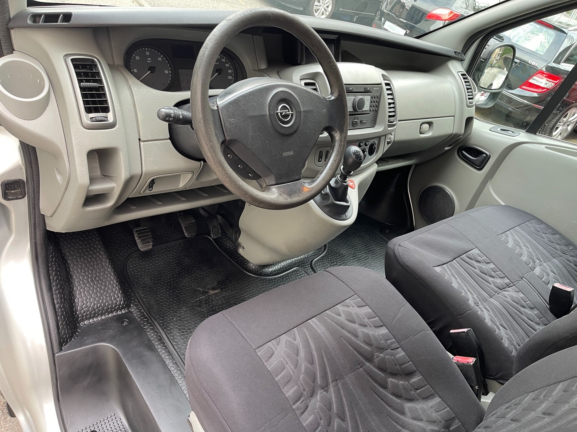 OPEL Vivaro 2.5 CDTI 2.7t L1H1-image-6