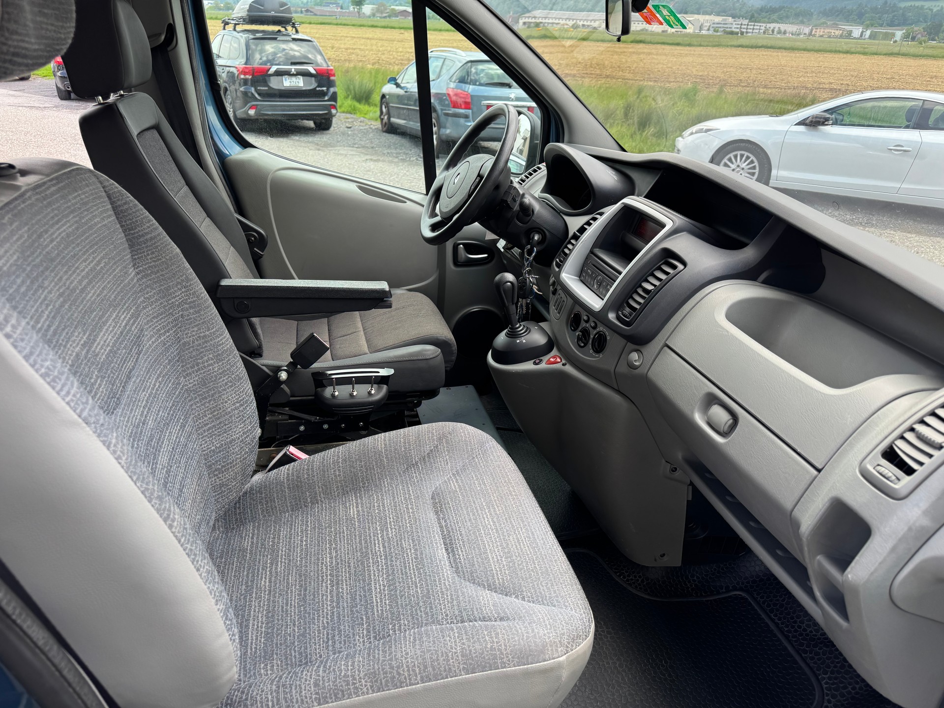 RENAULT Trafic 2.5 dCi L1H1 Passenger Authentique-image-14