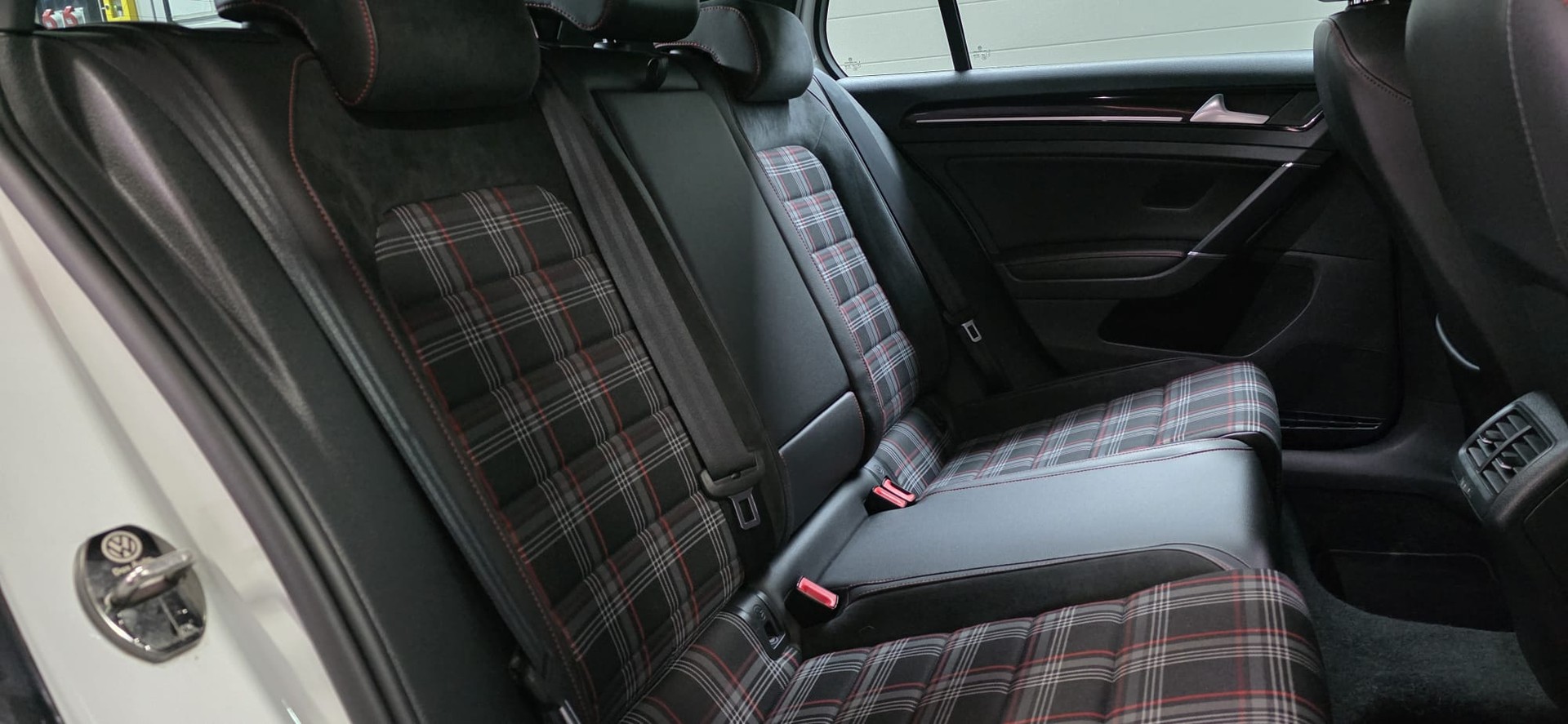 VW Golf 2.0 TSI GTI Performance Limited Edition *45 of 100* DSG **Ab Werk 275 PS** Frisch ab MFK: 06.2025** *CH-Fahrzeug*-image-26