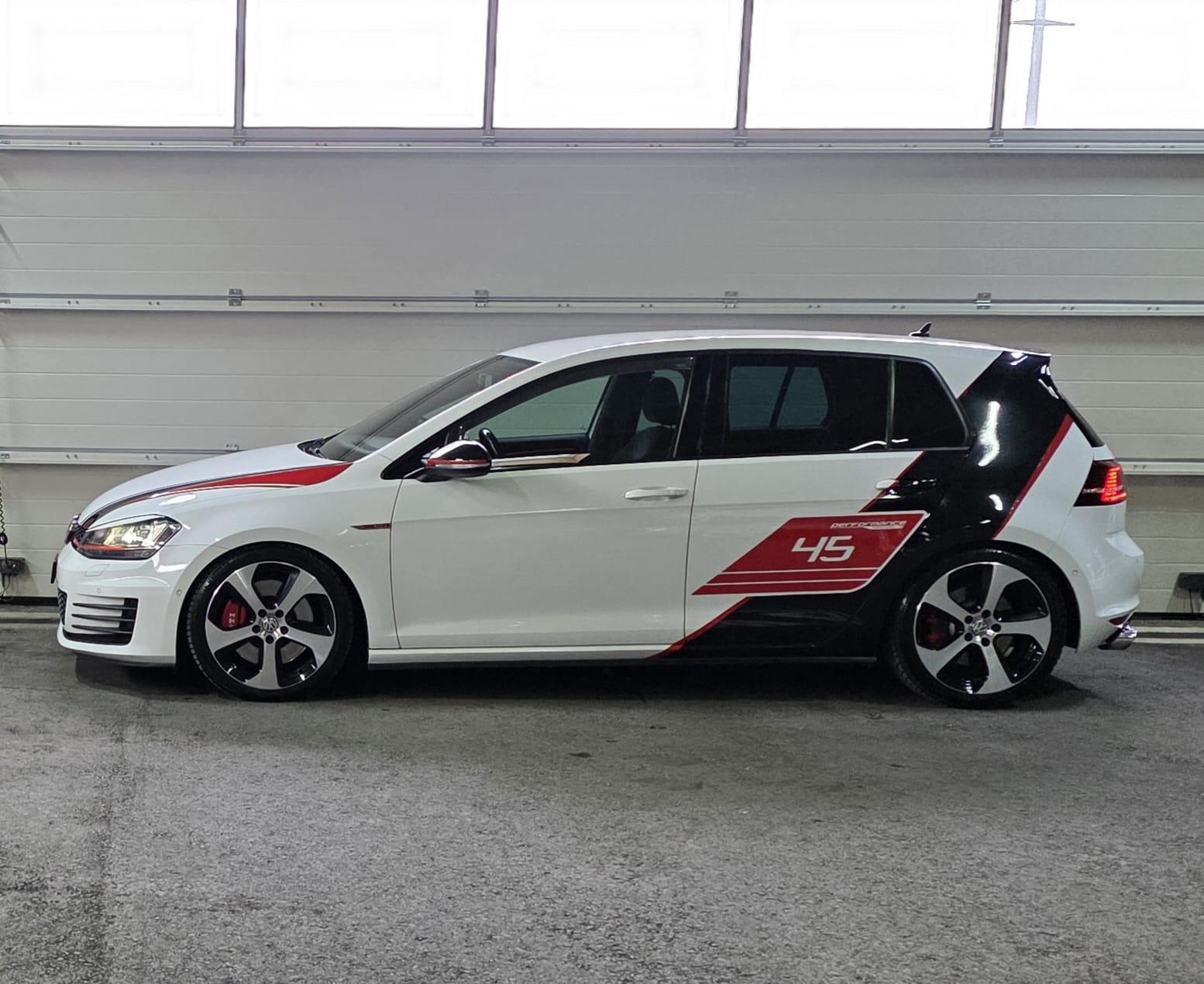 VW Golf 2.0 TSI GTI Performance Limited Edition *45 of 100* DSG **Ab Werk 275 PS** Frisch ab MFK: 06.2025** *CH-Fahrzeug*-image-1