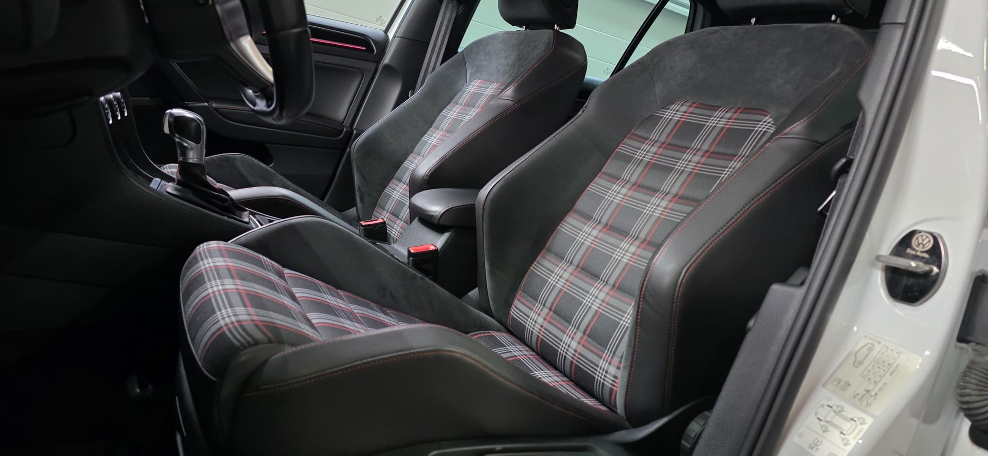 VW Golf 2.0 TSI GTI Performance Limited Edition *45 of 100* DSG **Ab Werk 275 PS** Frisch ab MFK: 06.2025** *CH-Fahrzeug*-image-9