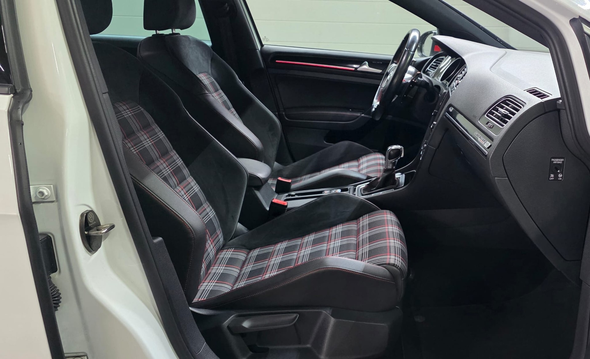 VW Golf 2.0 TSI GTI Performance Limited Edition *45 of 100* DSG **Ab Werk 275 PS** Frisch ab MFK: 06.2025** *CH-Fahrzeug*-image-23