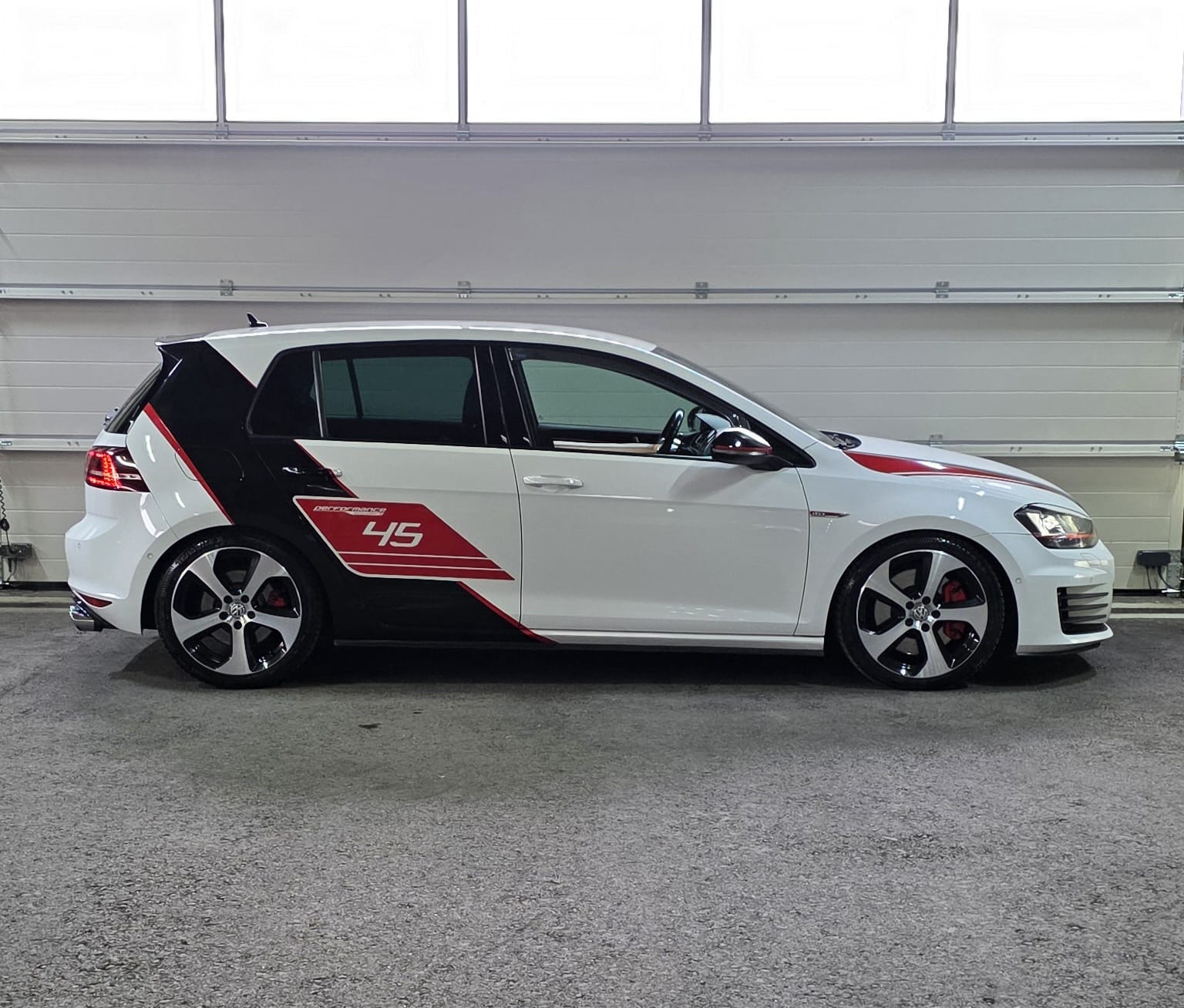 VW Golf 2.0 TSI GTI Performance Limited Edition *45 of 100* DSG **Ab Werk 275 PS** Frisch ab MFK: 06.2025** *CH-Fahrzeug*-image-5