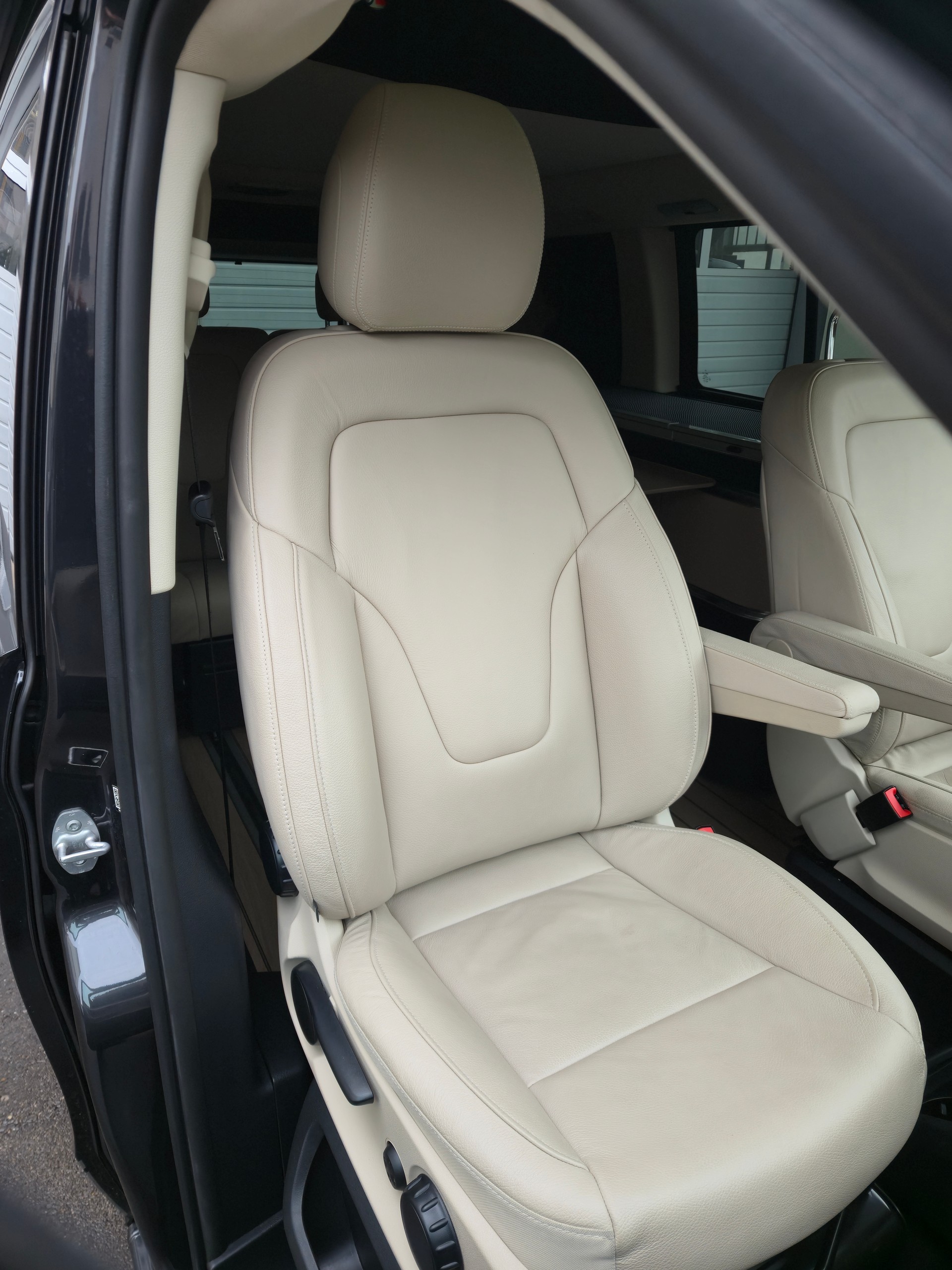 MERCEDES-BENZ Marco Polo 300 d AMG 4M Automat Airsuspension-image-12