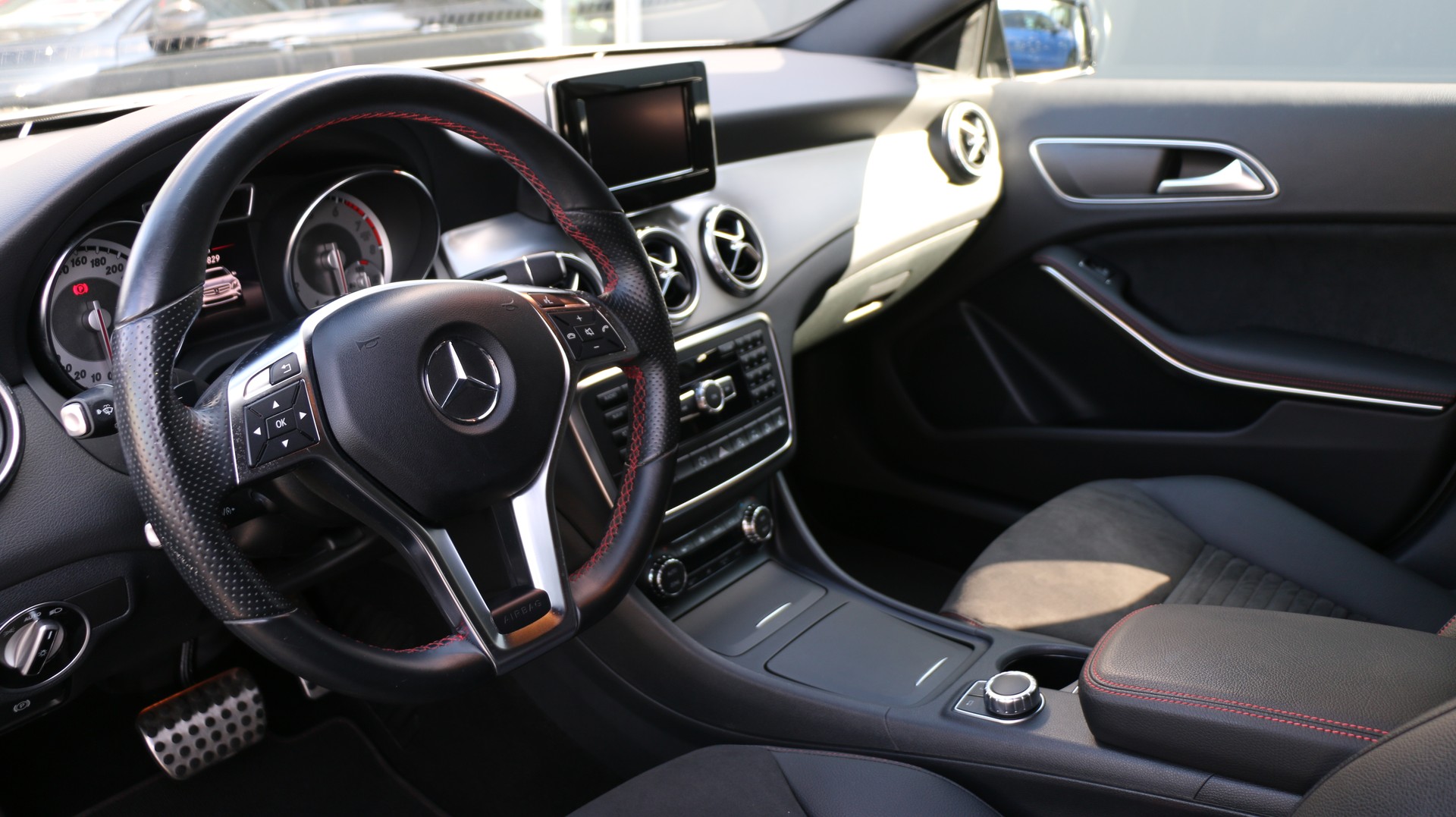 MERCEDES-BENZ GLA 250 AMG Line 4Matic-image-10