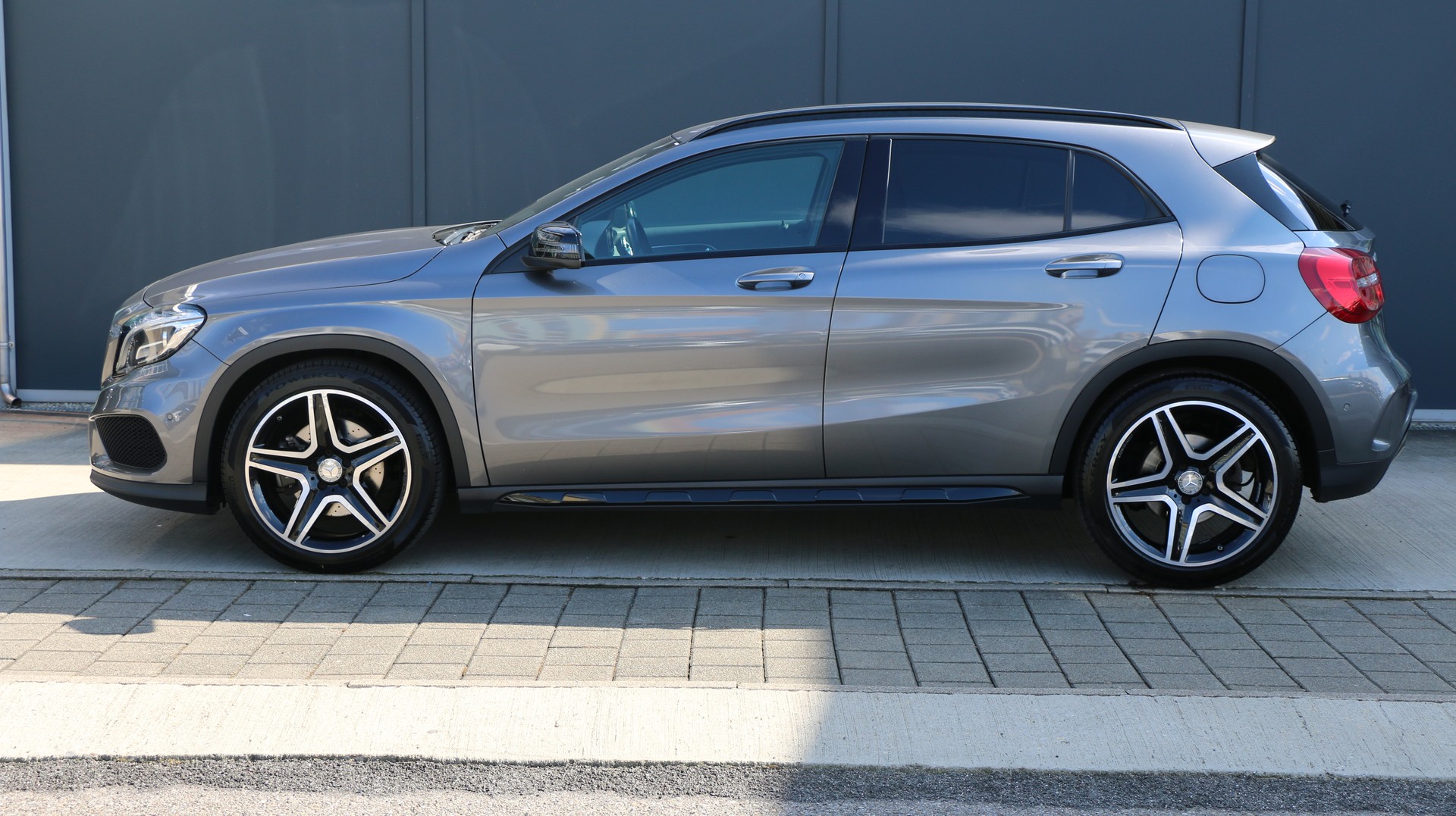 MERCEDES-BENZ GLA 250 AMG Line 4Matic-image-2