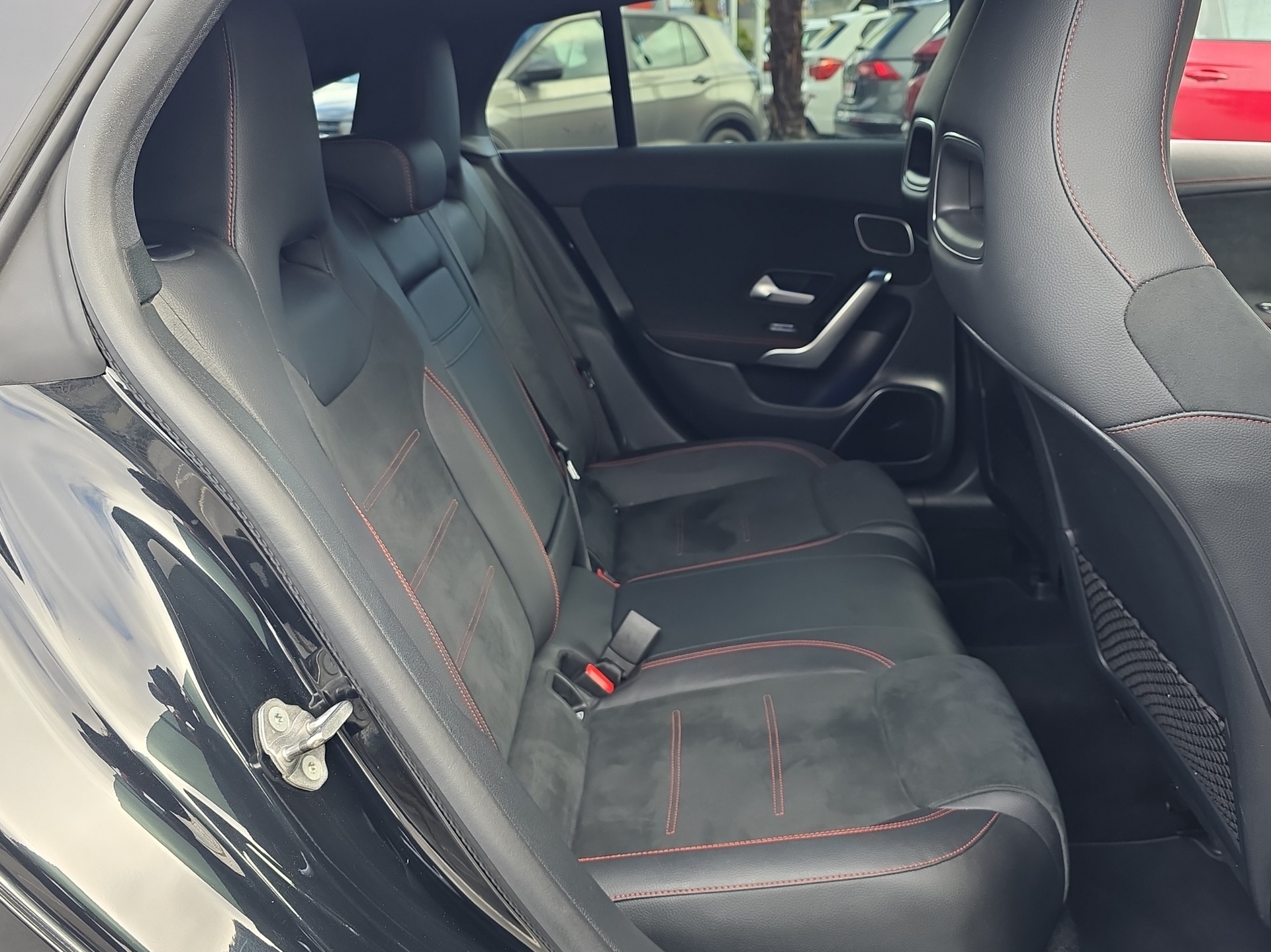 MERCEDES-BENZ CLA Shooting Brake 200 d 4Matic AMG Line-image-17