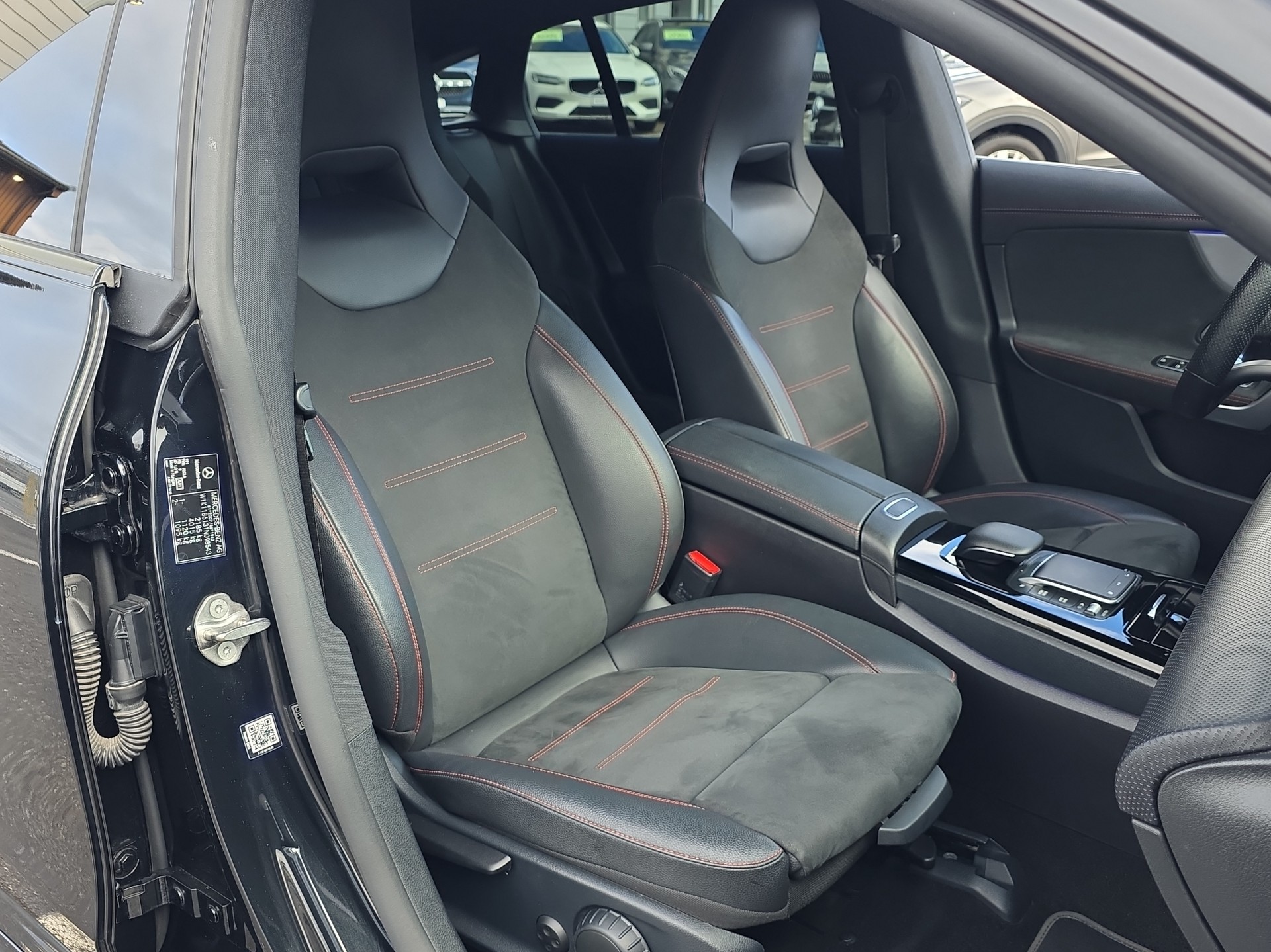 MERCEDES-BENZ CLA Shooting Brake 200 d 4Matic AMG Line-image-16
