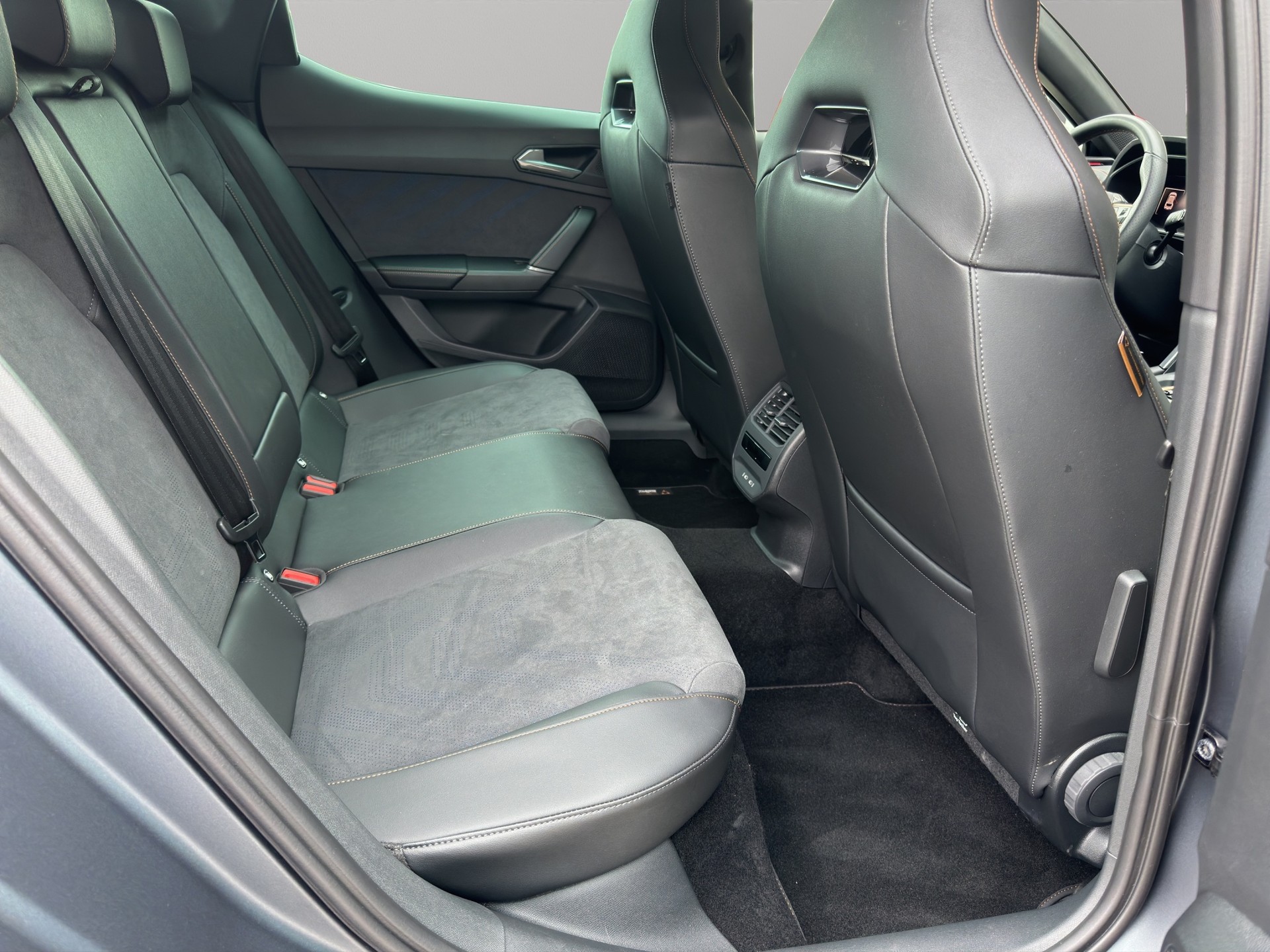 CUPRA Leon 2.0 TSI 300 VZ DSG-image-10