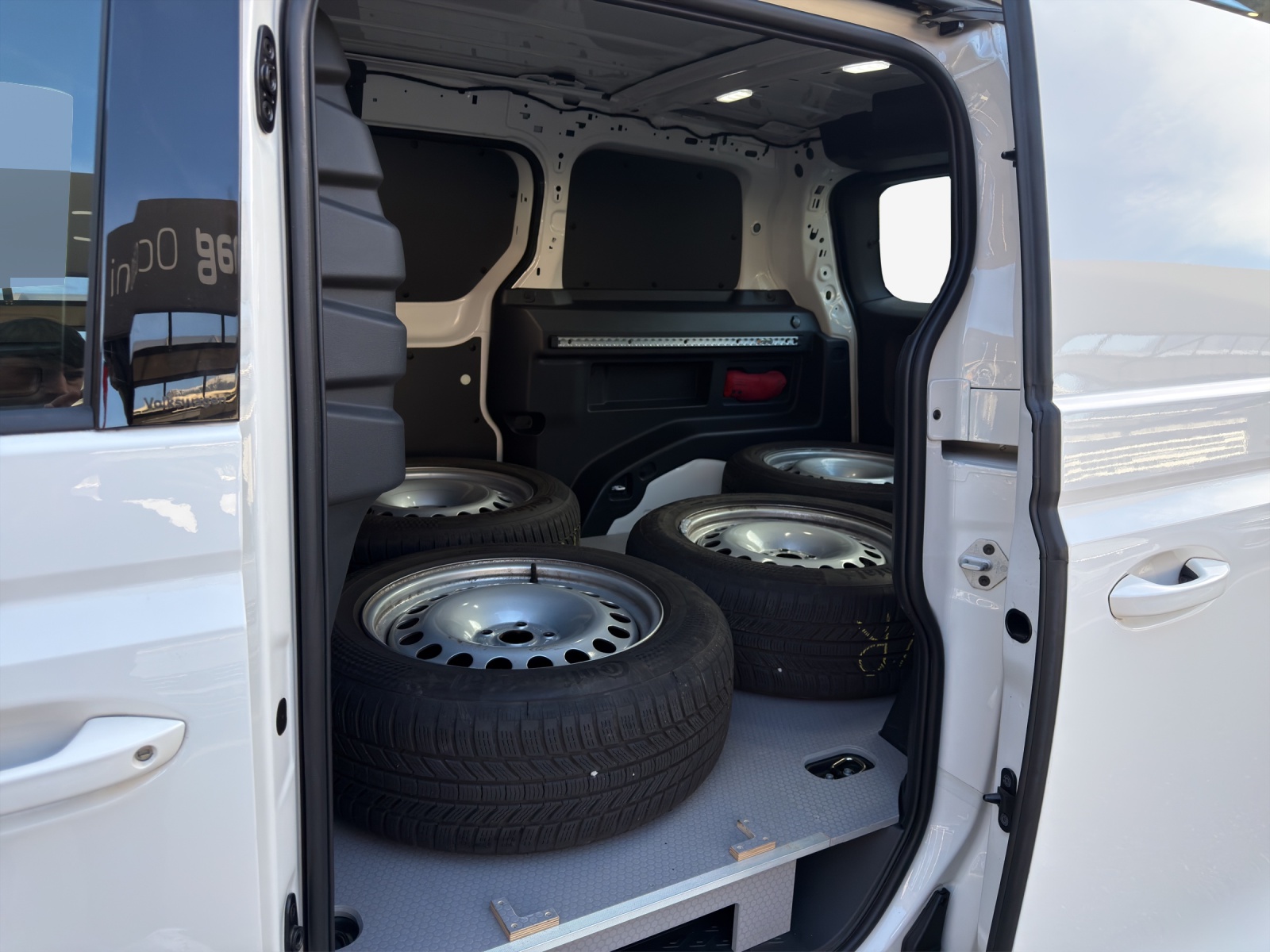 VW ID. Buzz Cargo-image-12