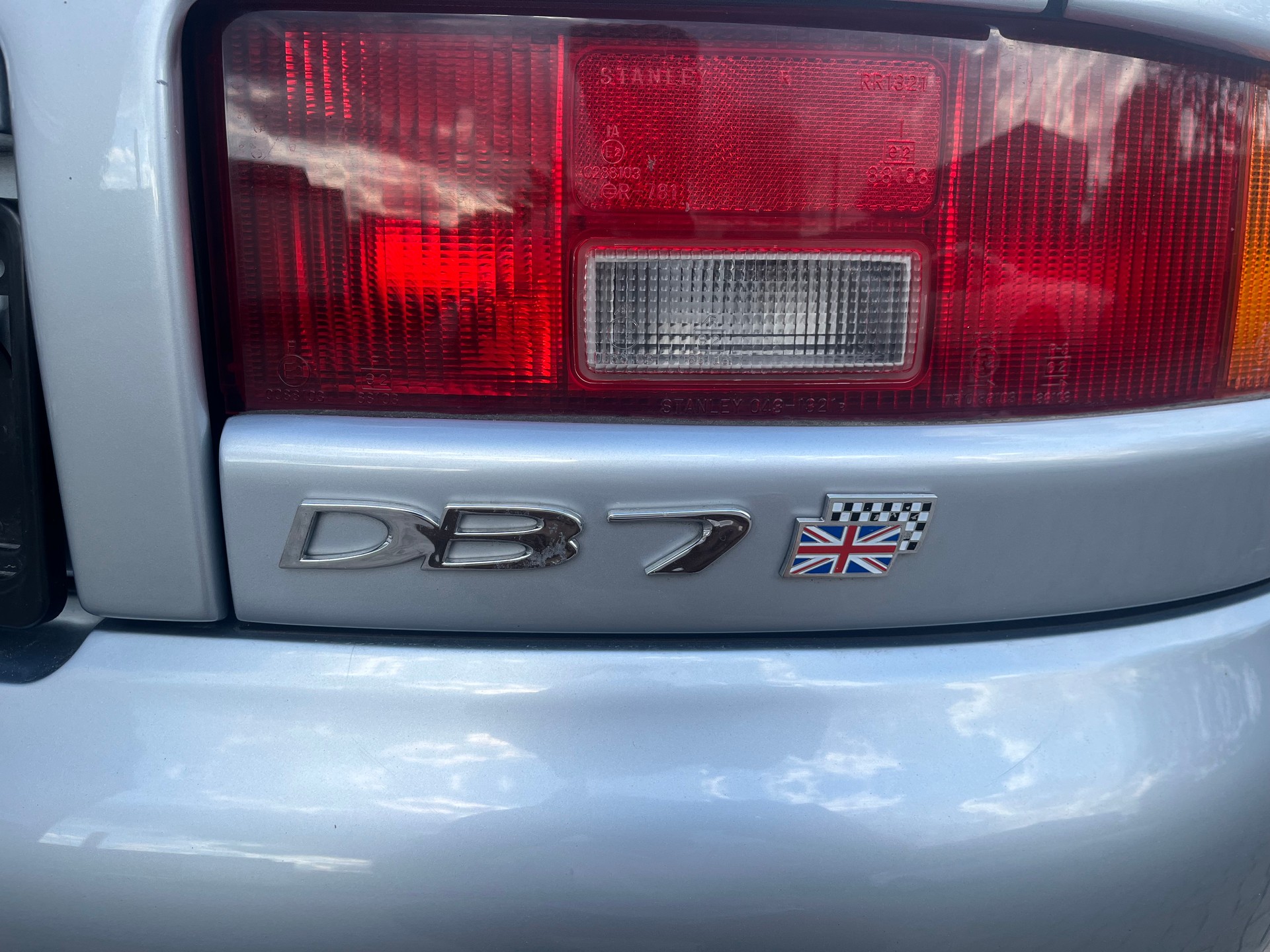 ASTON MARTIN DB7 Volante-image-4