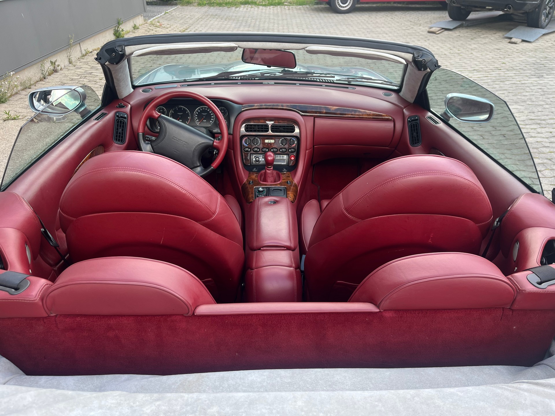 ASTON MARTIN DB7 Volante-image-5