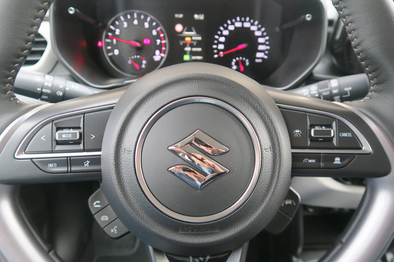 SUZUKI Swift 1.2 Sakura Top Hybrid 4x4-image-5