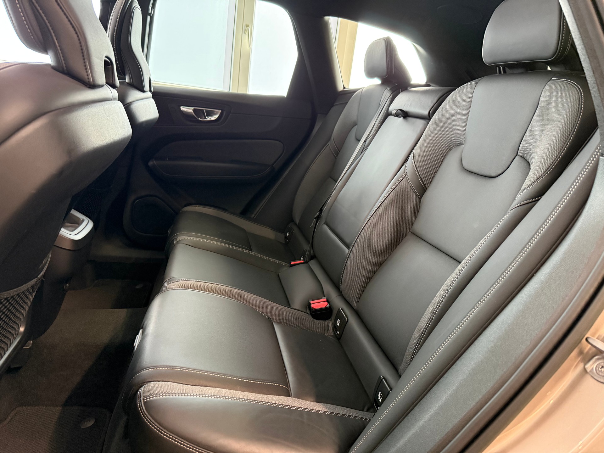 VOLVO XC60 B5 Benzin Mild Hybrid AWD Plus Dark Geartronic-image-18