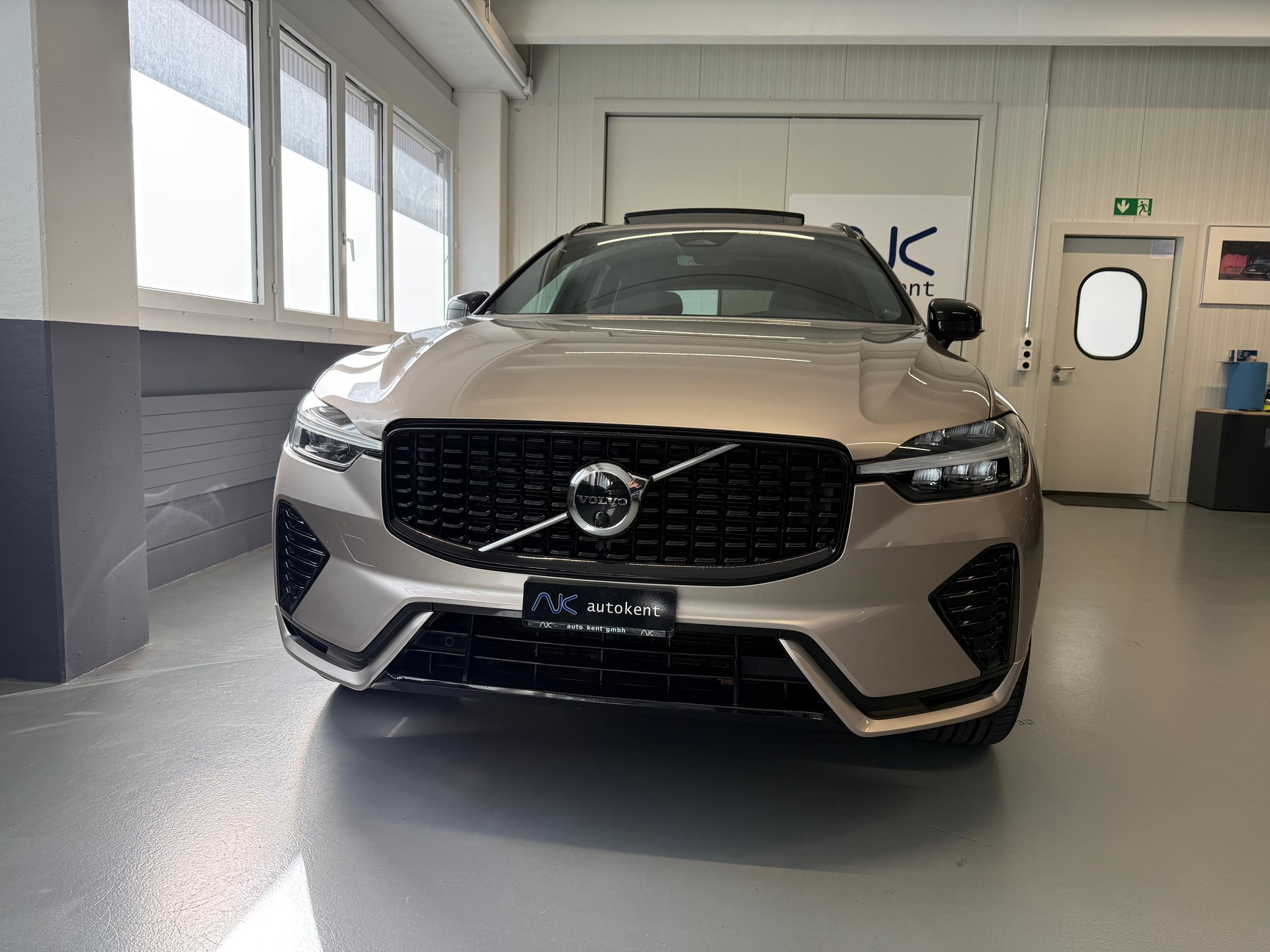 VOLVO XC60 B5 Benzin Mild Hybrid AWD Plus Dark Geartronic-showroom-element-1