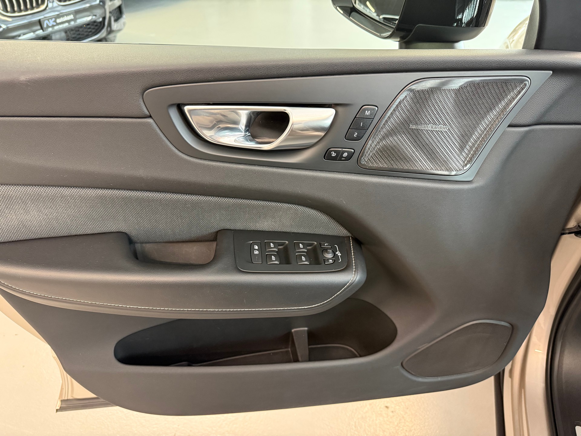 VOLVO XC60 B5 Benzin Mild Hybrid AWD Plus Dark Geartronic-image-11