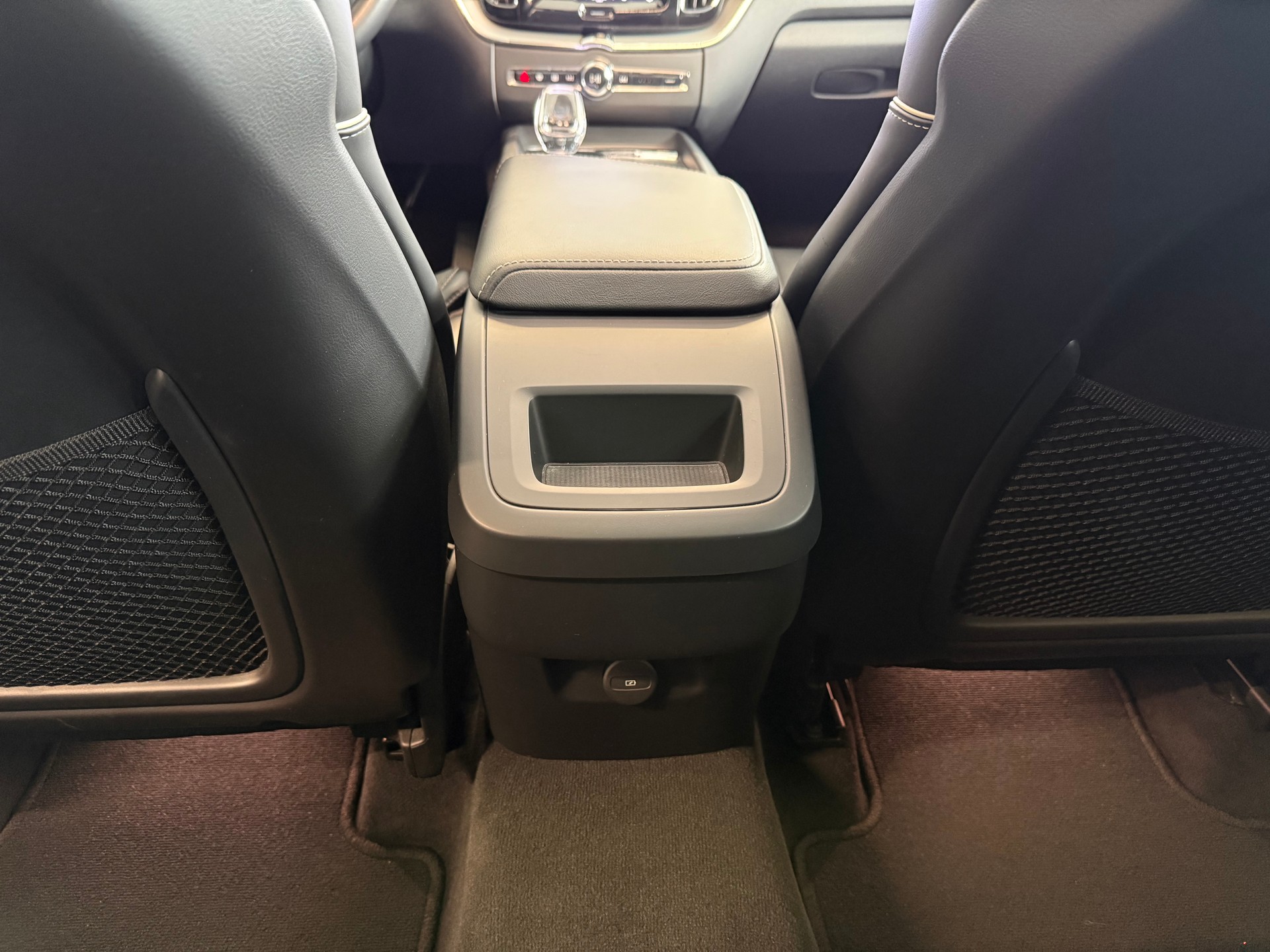 VOLVO XC60 B5 Benzin Mild Hybrid AWD Plus Dark Geartronic-image-17