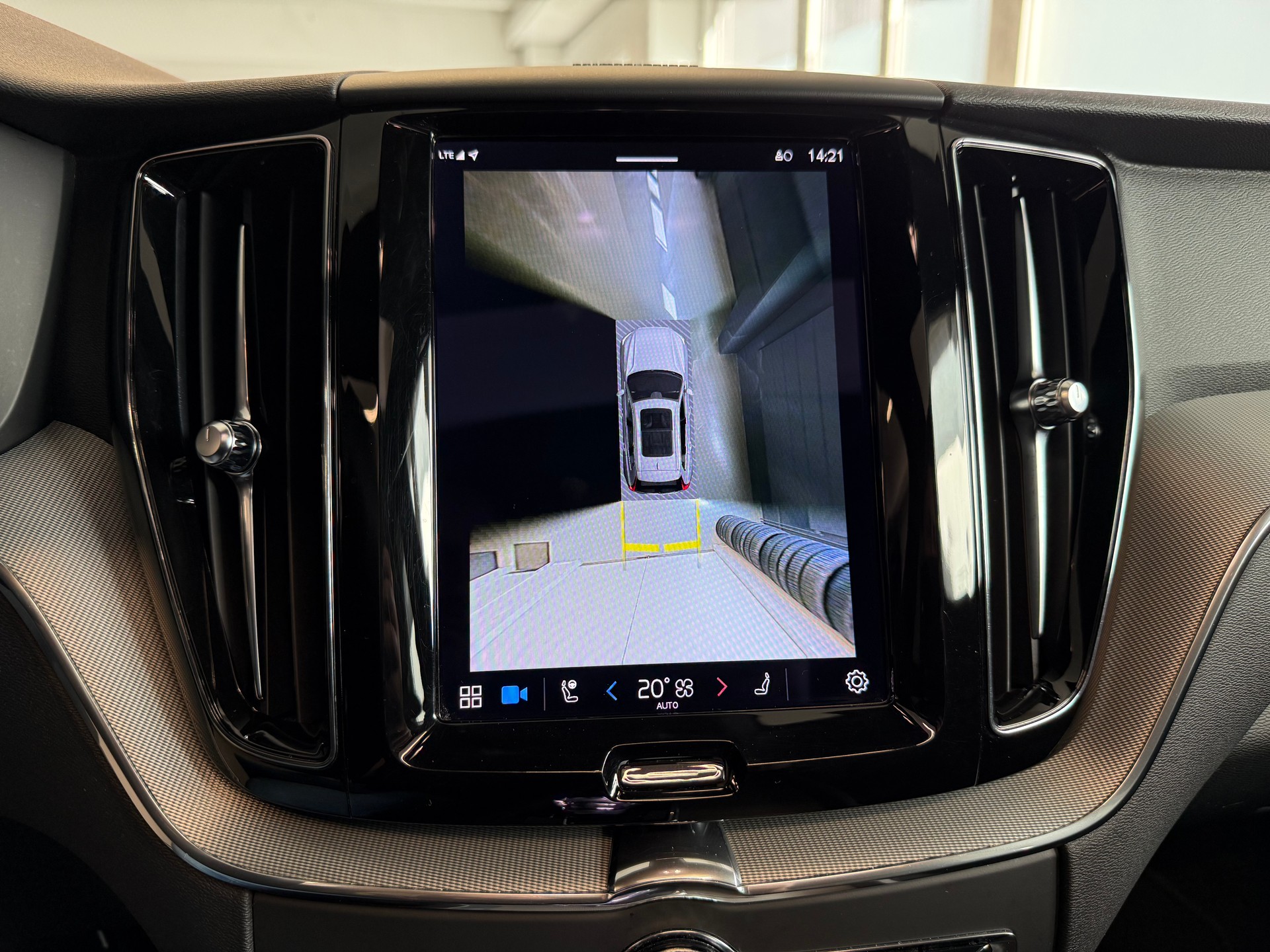 VOLVO XC60 B5 Benzin Mild Hybrid AWD Plus Dark Geartronic-image-9