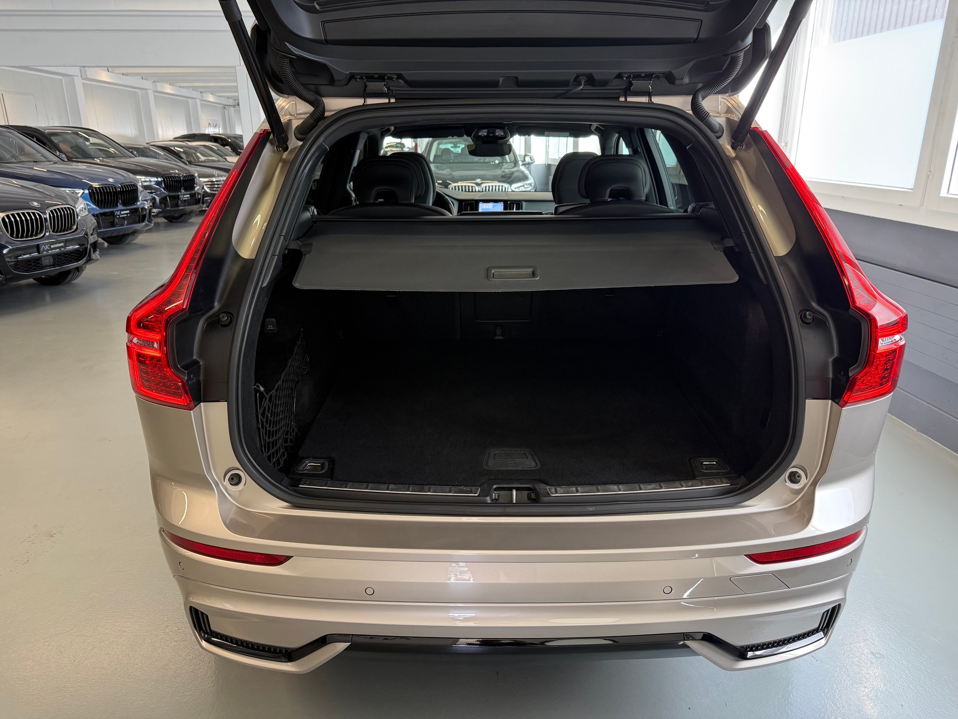 VOLVO XC60 B5 Benzin Mild Hybrid AWD Plus Dark Geartronic-image-5