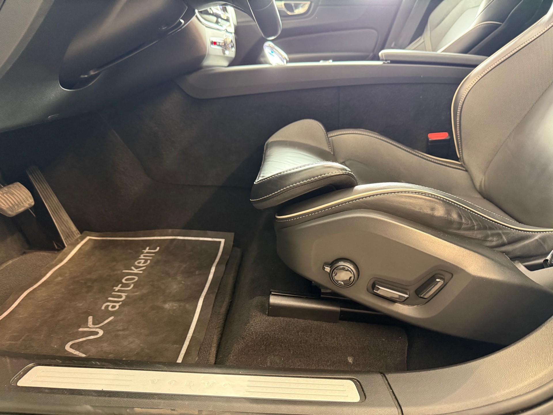 VOLVO XC60 B5 Benzin Mild Hybrid AWD Plus Dark Geartronic-image-12