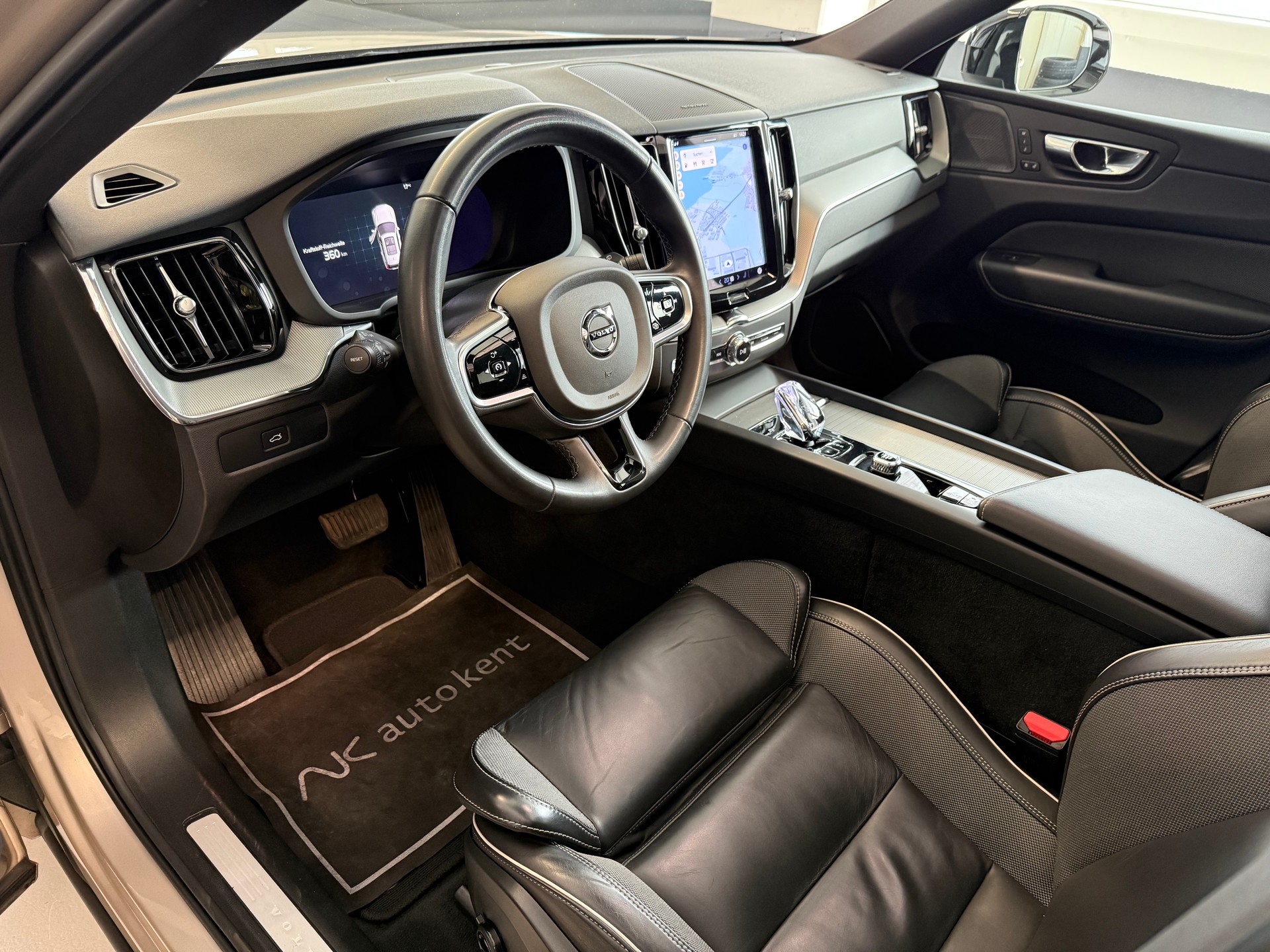 VOLVO XC60 B5 Benzin Mild Hybrid AWD Plus Dark Geartronic-image-6