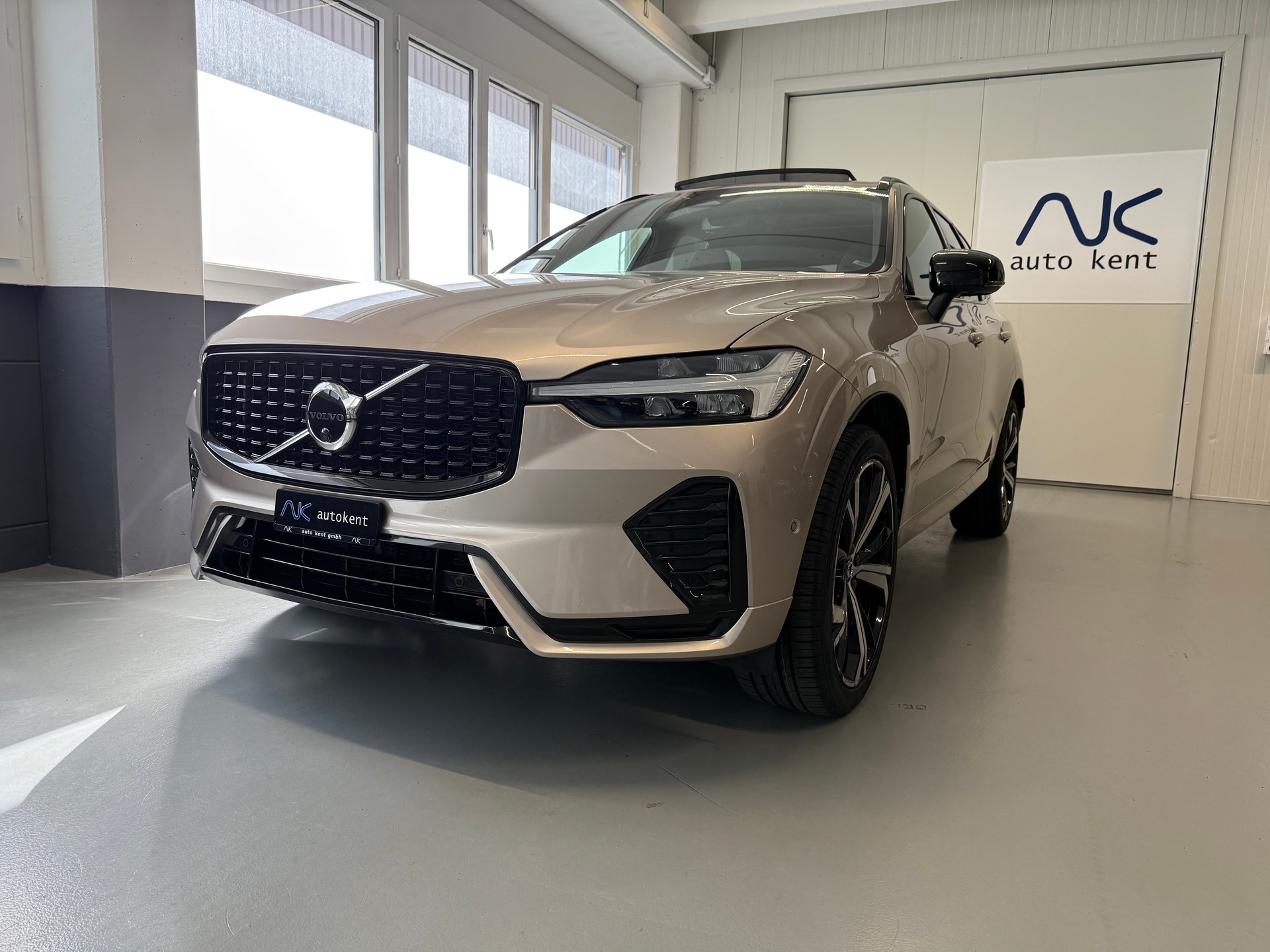 VOLVO XC60 B5 Benzin Mild Hybrid AWD Plus Dark Geartronic