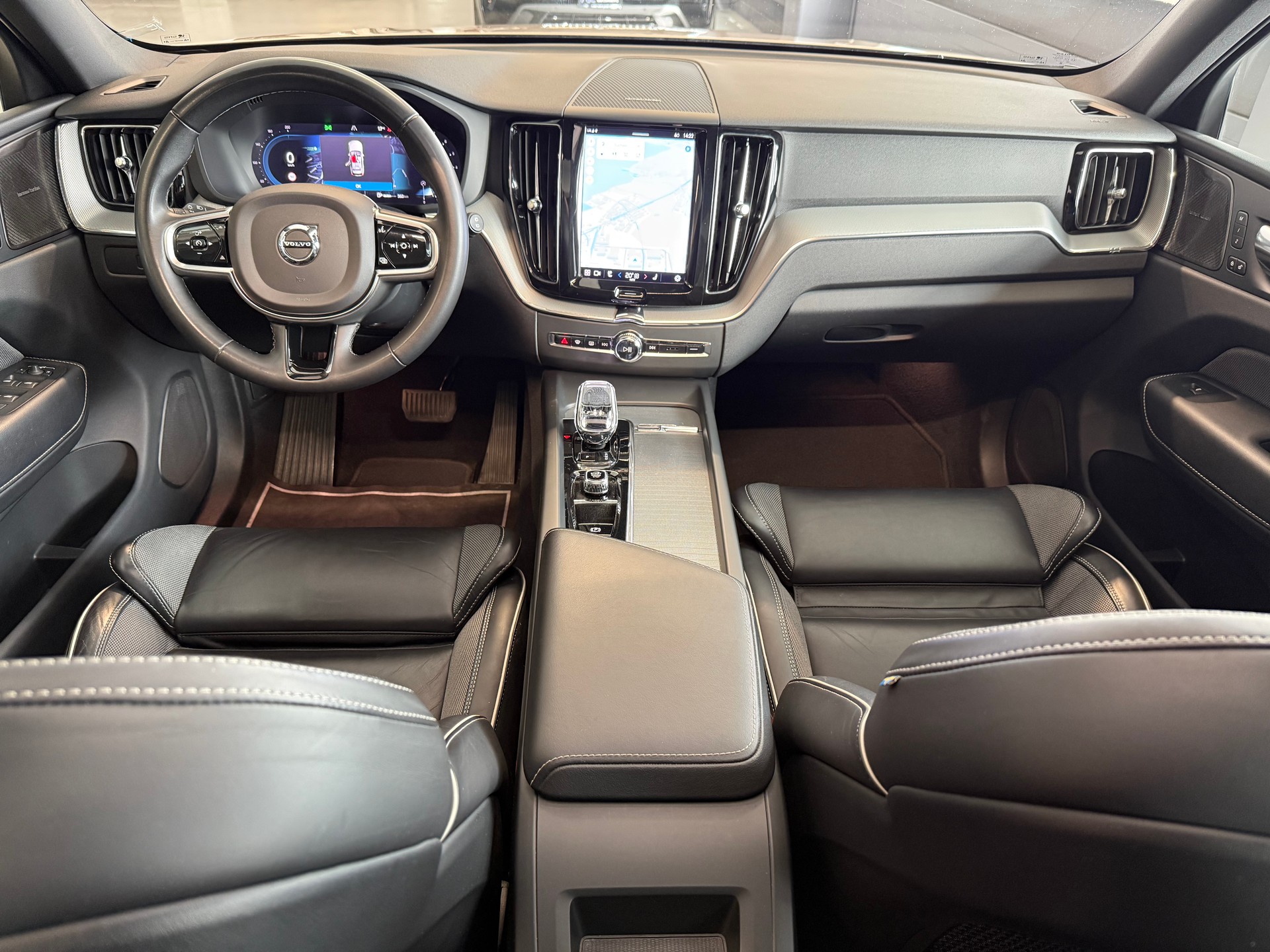 VOLVO XC60 B5 Benzin Mild Hybrid AWD Plus Dark Geartronic-image-16