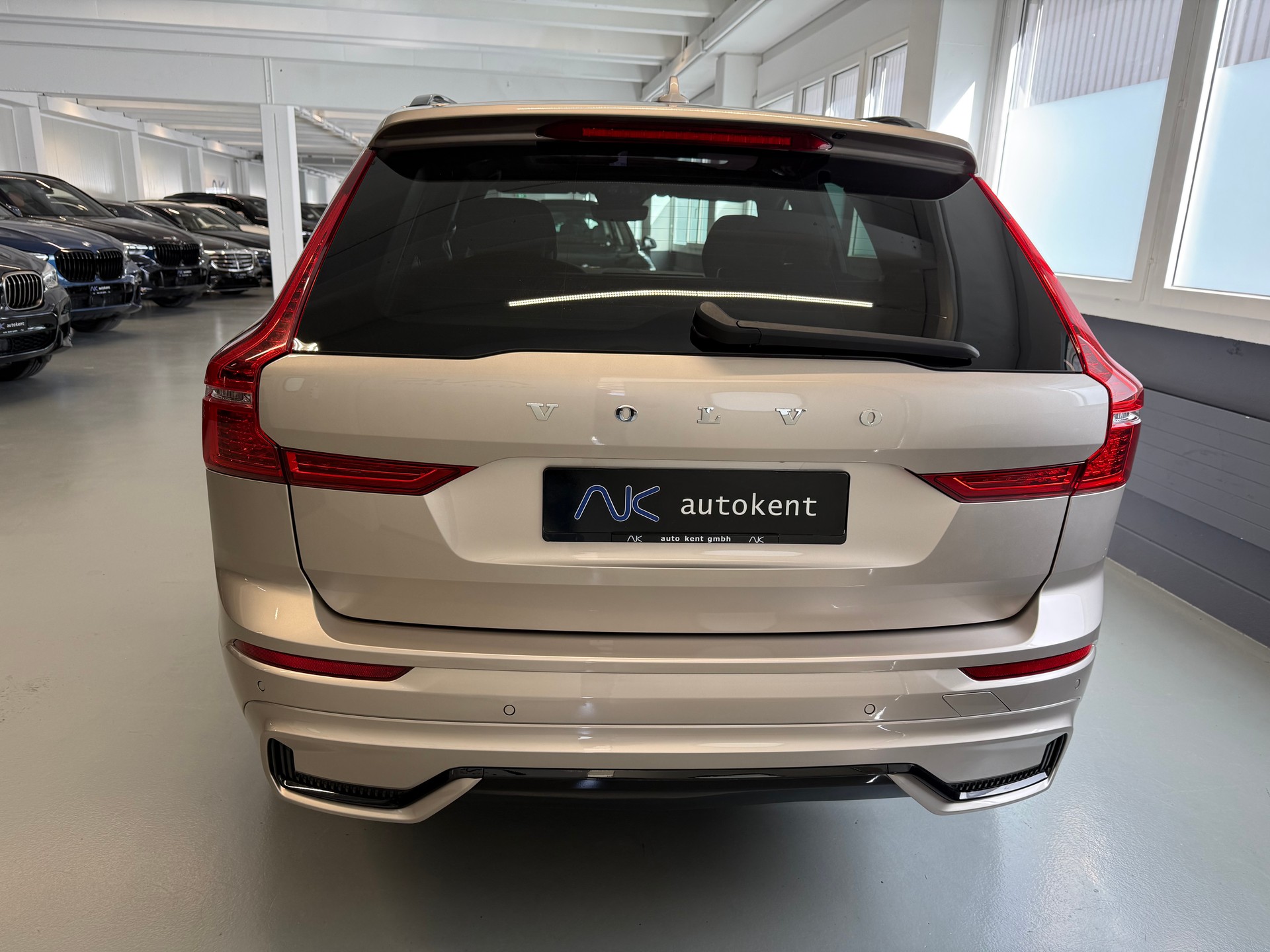 VOLVO XC60 B5 Benzin Mild Hybrid AWD Plus Dark Geartronic-image-4