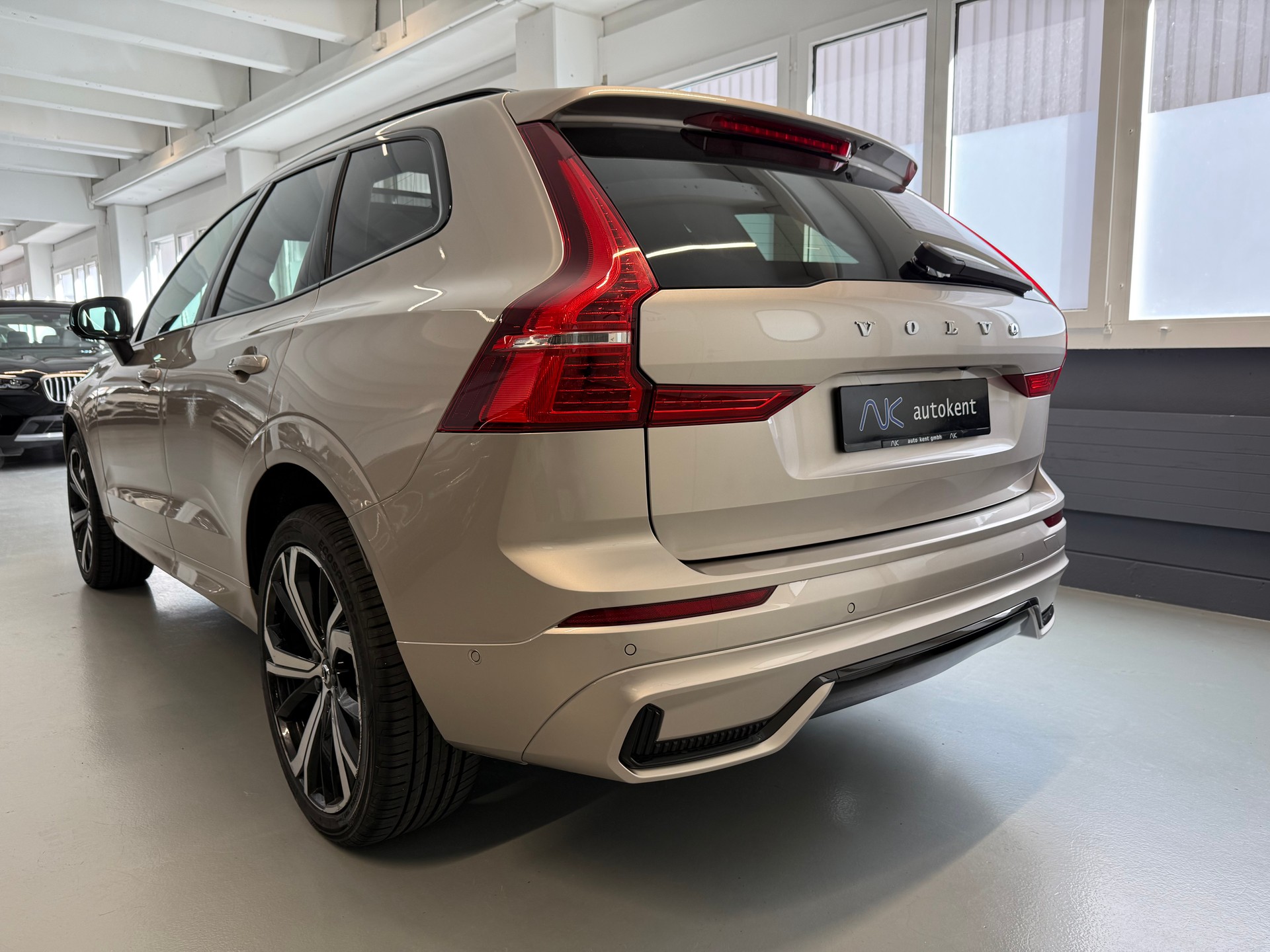 VOLVO XC60 B5 Benzin Mild Hybrid AWD Plus Dark Geartronic-showroom-element-3