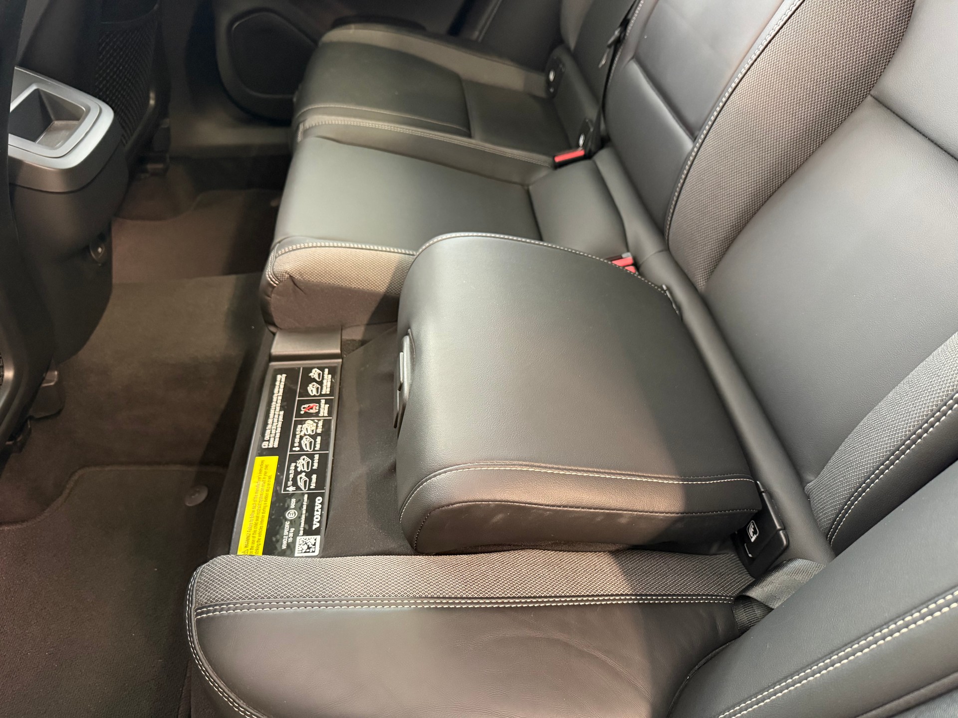 VOLVO XC60 B5 Benzin Mild Hybrid AWD Plus Dark Geartronic-image-19