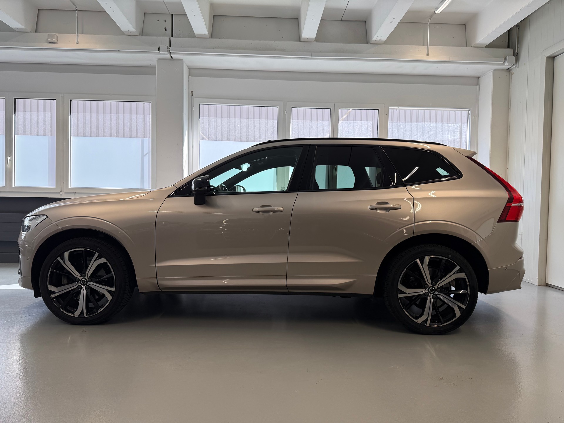 VOLVO XC60 B5 Benzin Mild Hybrid AWD Plus Dark Geartronic-showroom-element-2