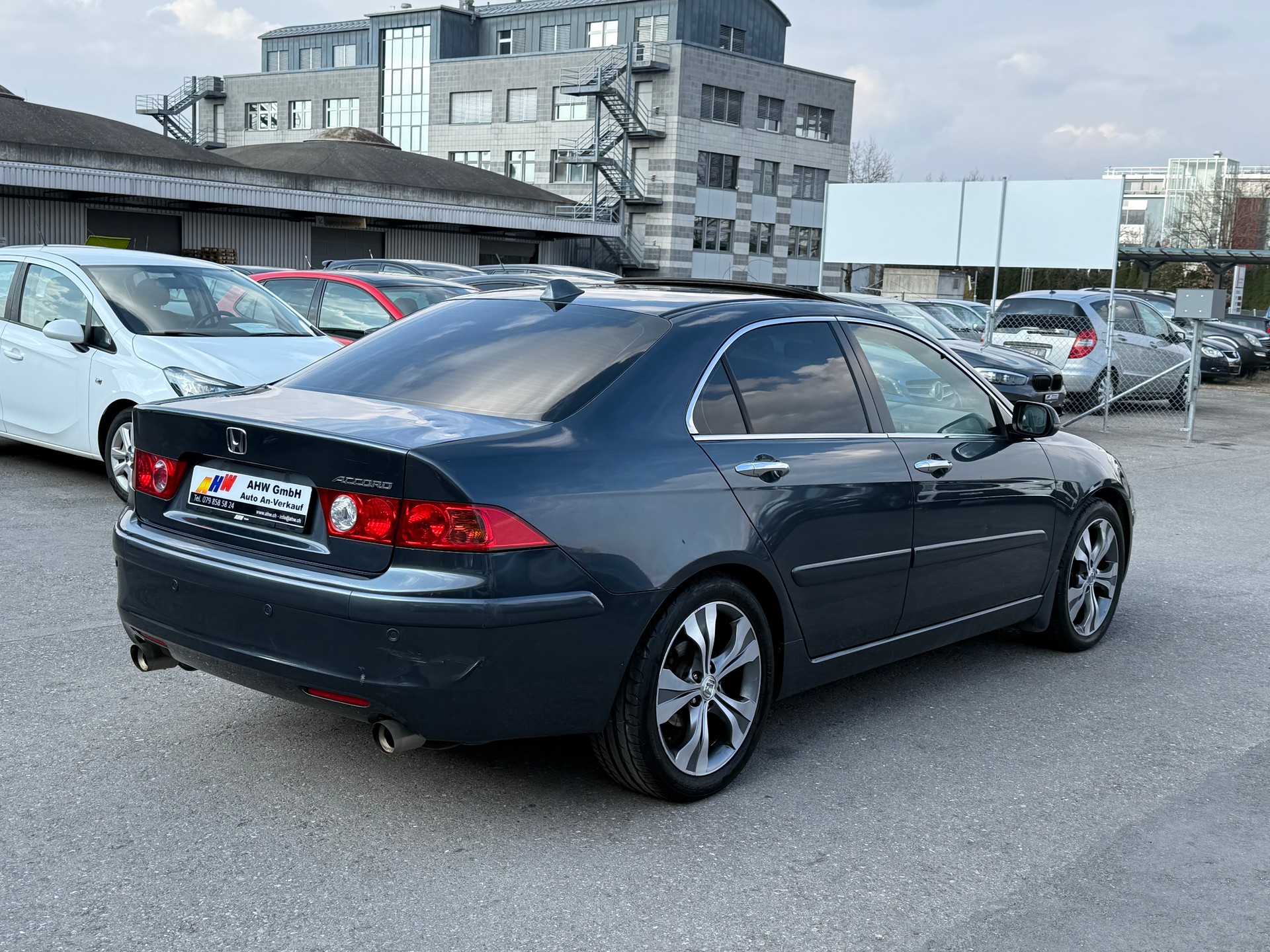 HONDA Accord 2.4i S Executive Automatic / Frisch ab MFK & Service / 190PS / Schiebedach / Leder / PDC / 8-fach bereift-image-3