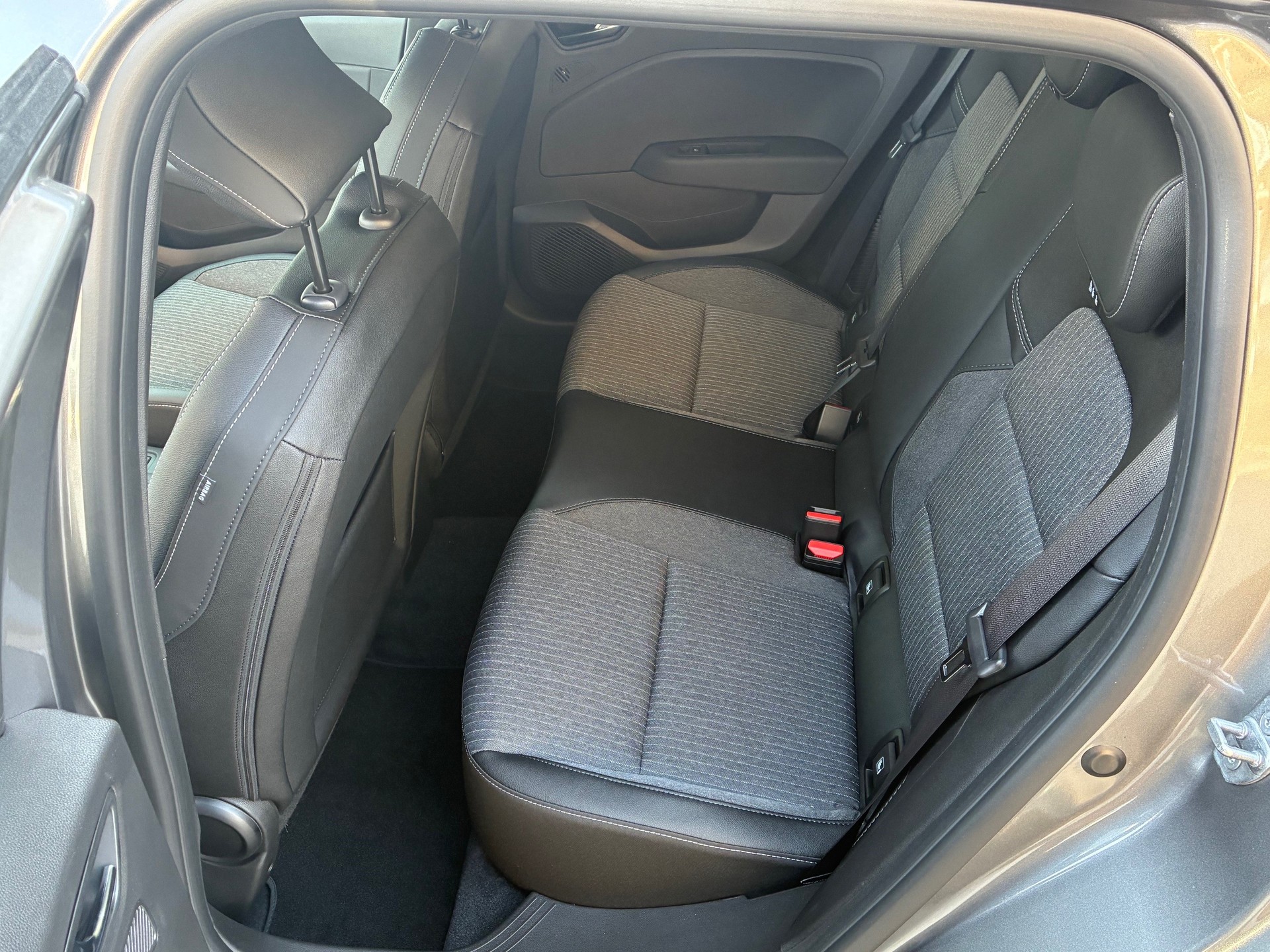 MITSUBISHI COLT 1.6 HEV Instyle-image-8