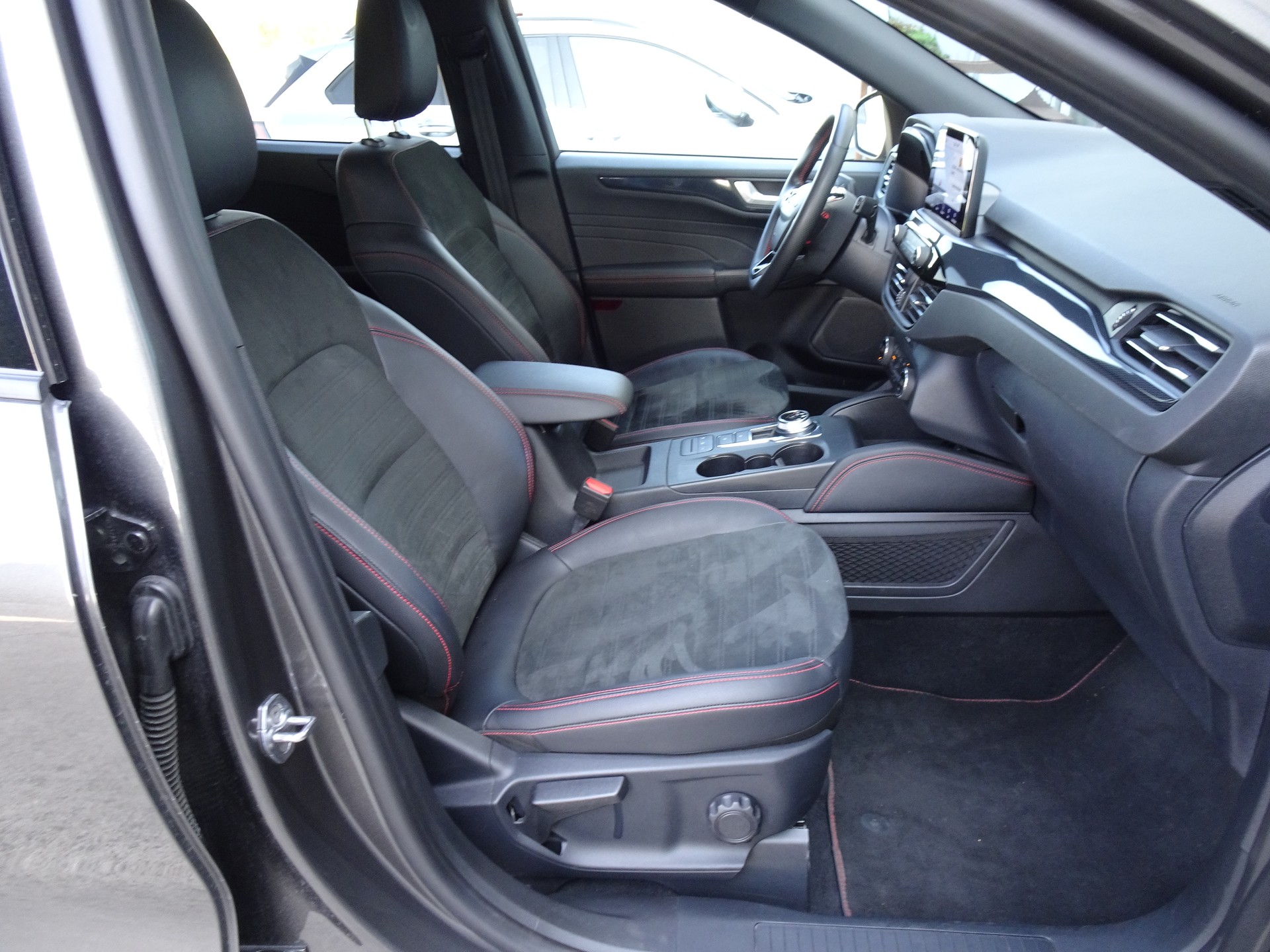 FORD Kuga 2.5 FHEV ST-Line X 4WD-image-8