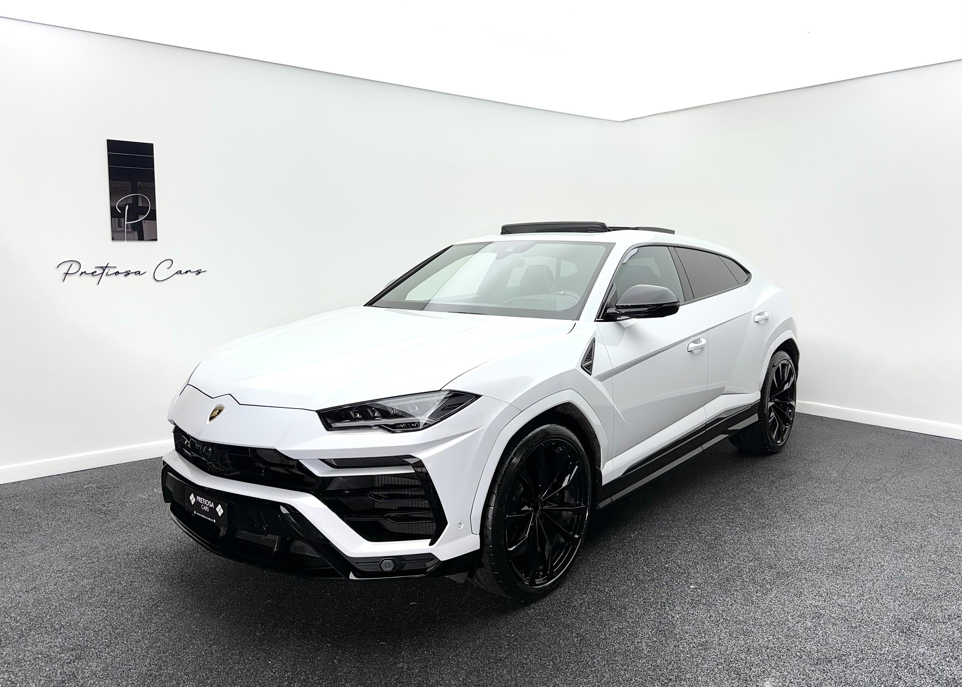 LAMBORGHINI Urus E-Gear-showroom-element-1