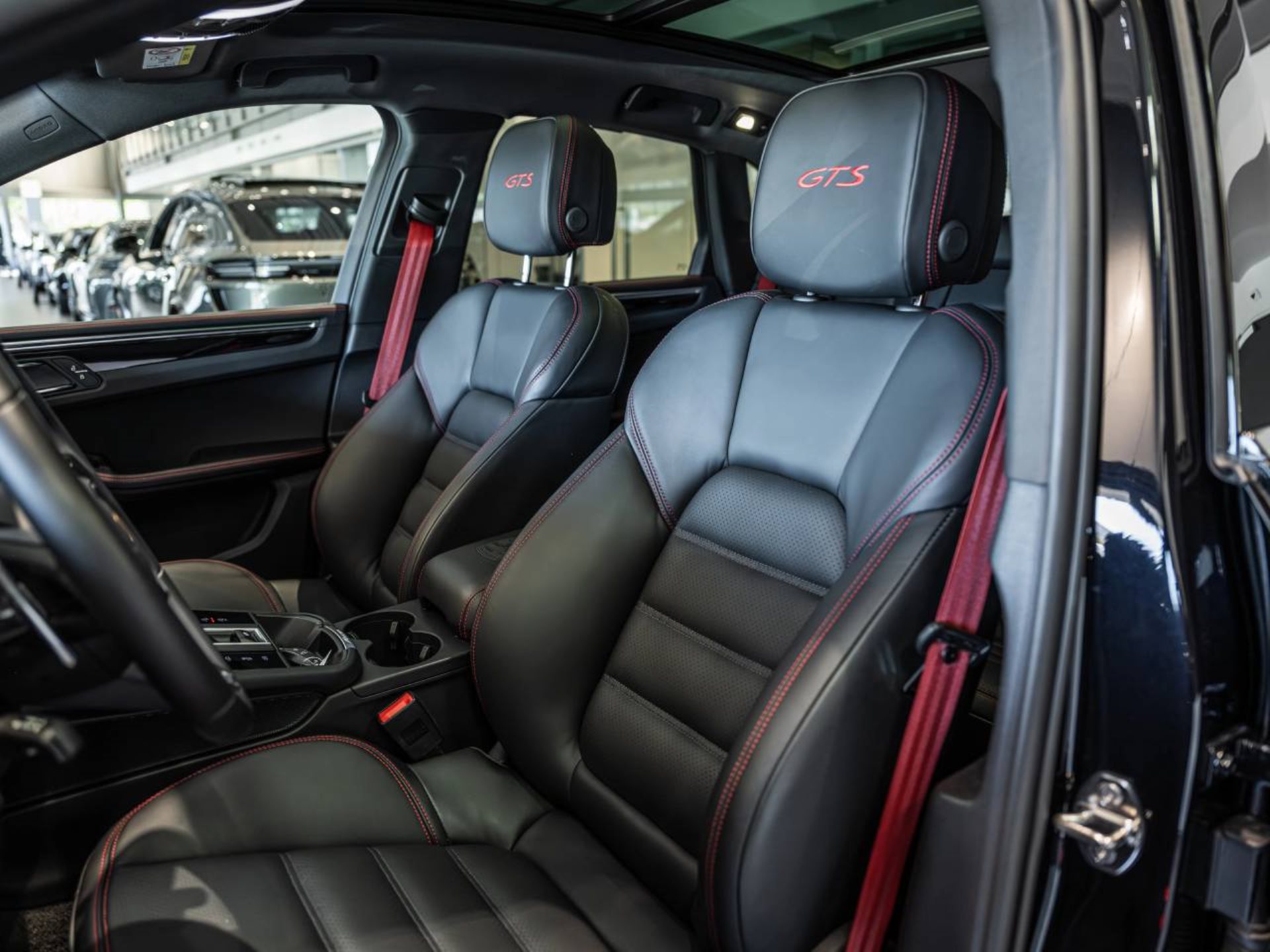 PORSCHE Macan GTS-image-4