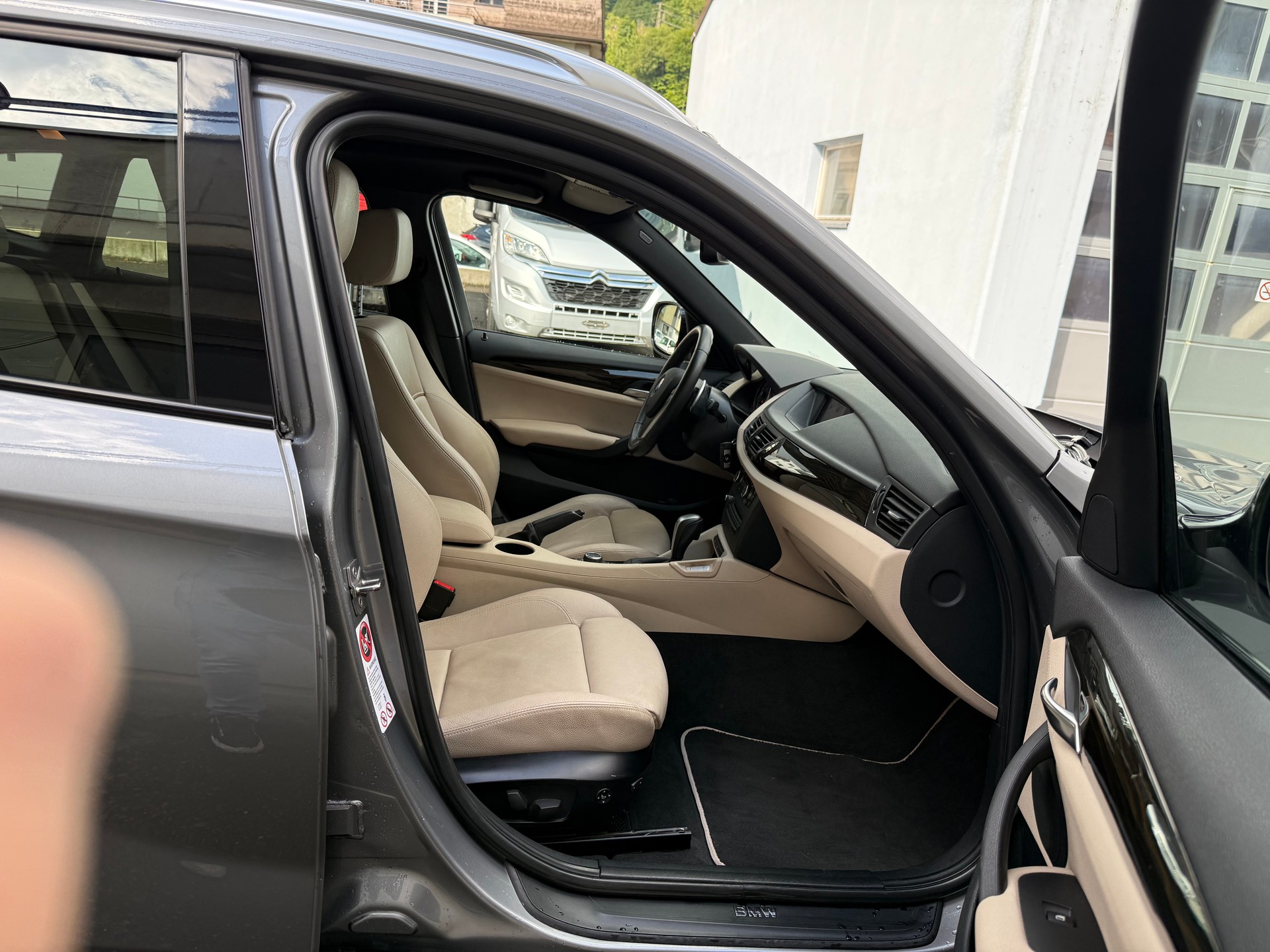 BMW X1 xDrive 28i Steptronic-image-12