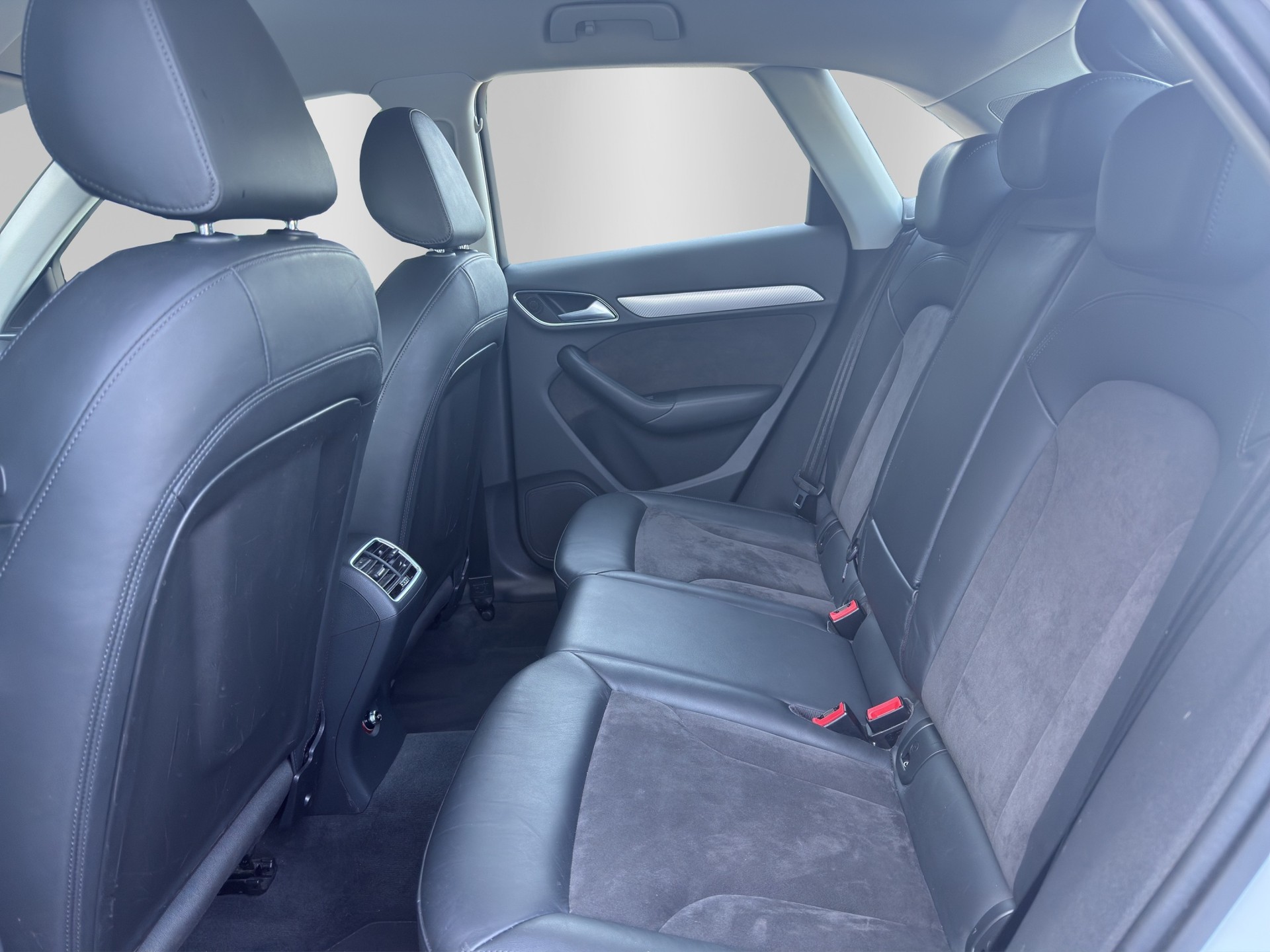 AUDI Q3 2.0 TFSI design quattro S-tronic-image-13