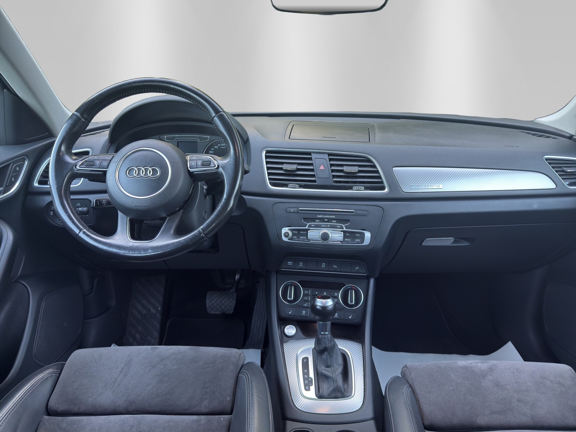AUDI Q3 2.0 TFSI design quattro S-tronic-image-8