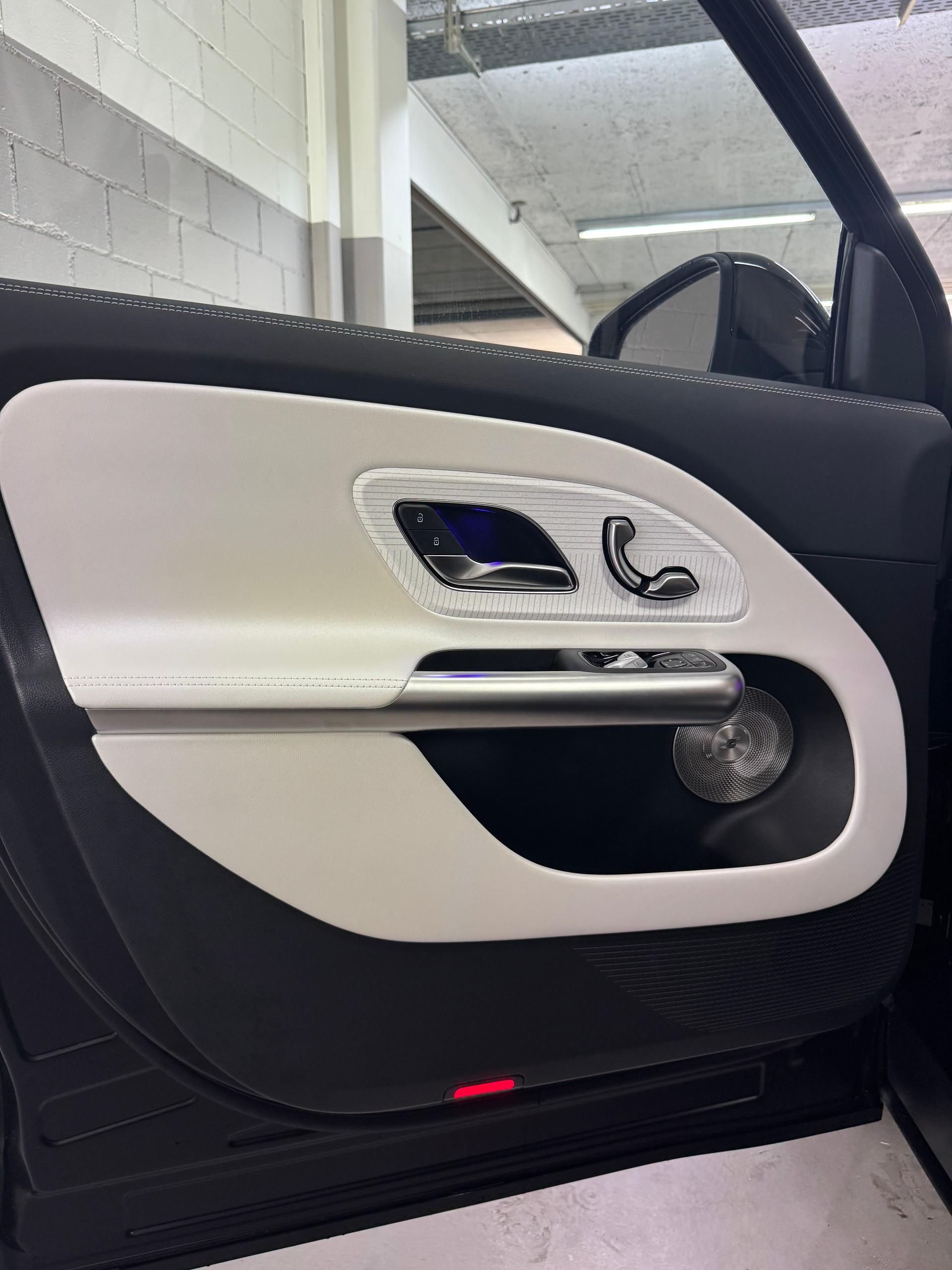 MERCEDES-BENZ GLB 220 4MATIC-image-4