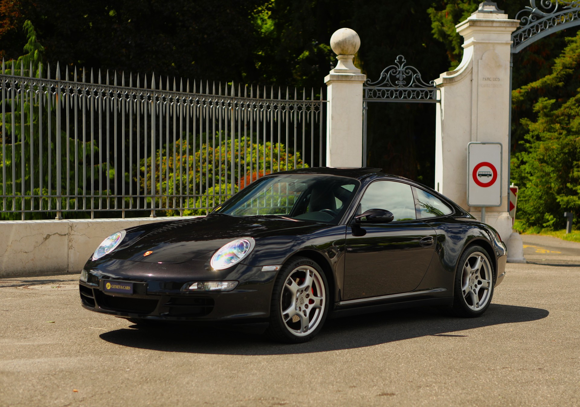 PORSCHE 911 Carrera 4S-image-1