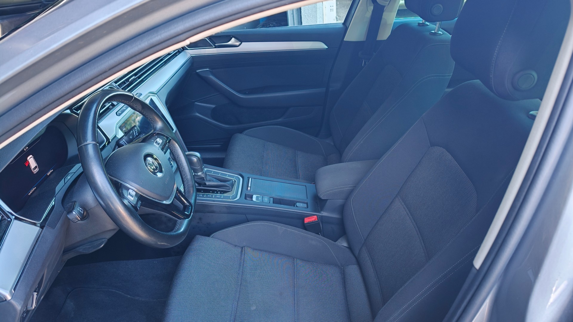 VW Passat Variant 2.0 TDI BMT Comfortline DSG 4Motion-image-9