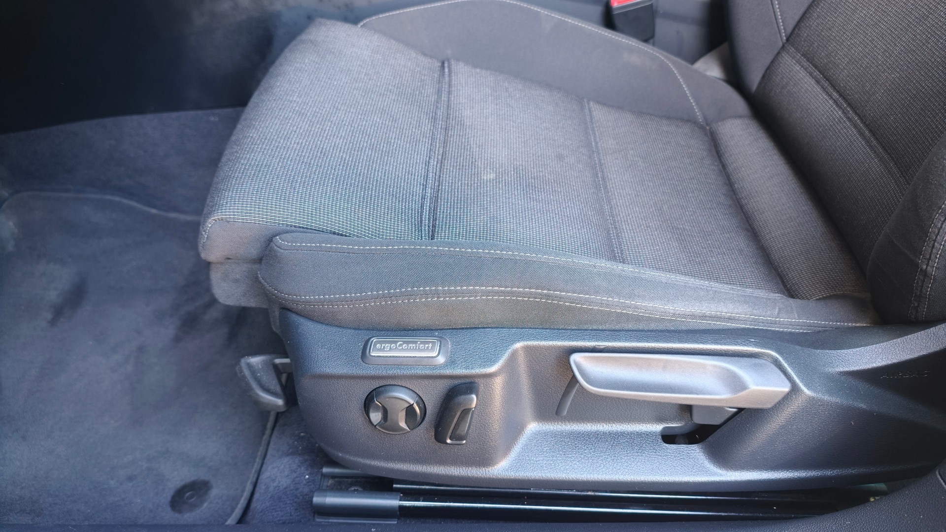 VW Passat Variant 2.0 TDI BMT Comfortline DSG 4Motion-image-10