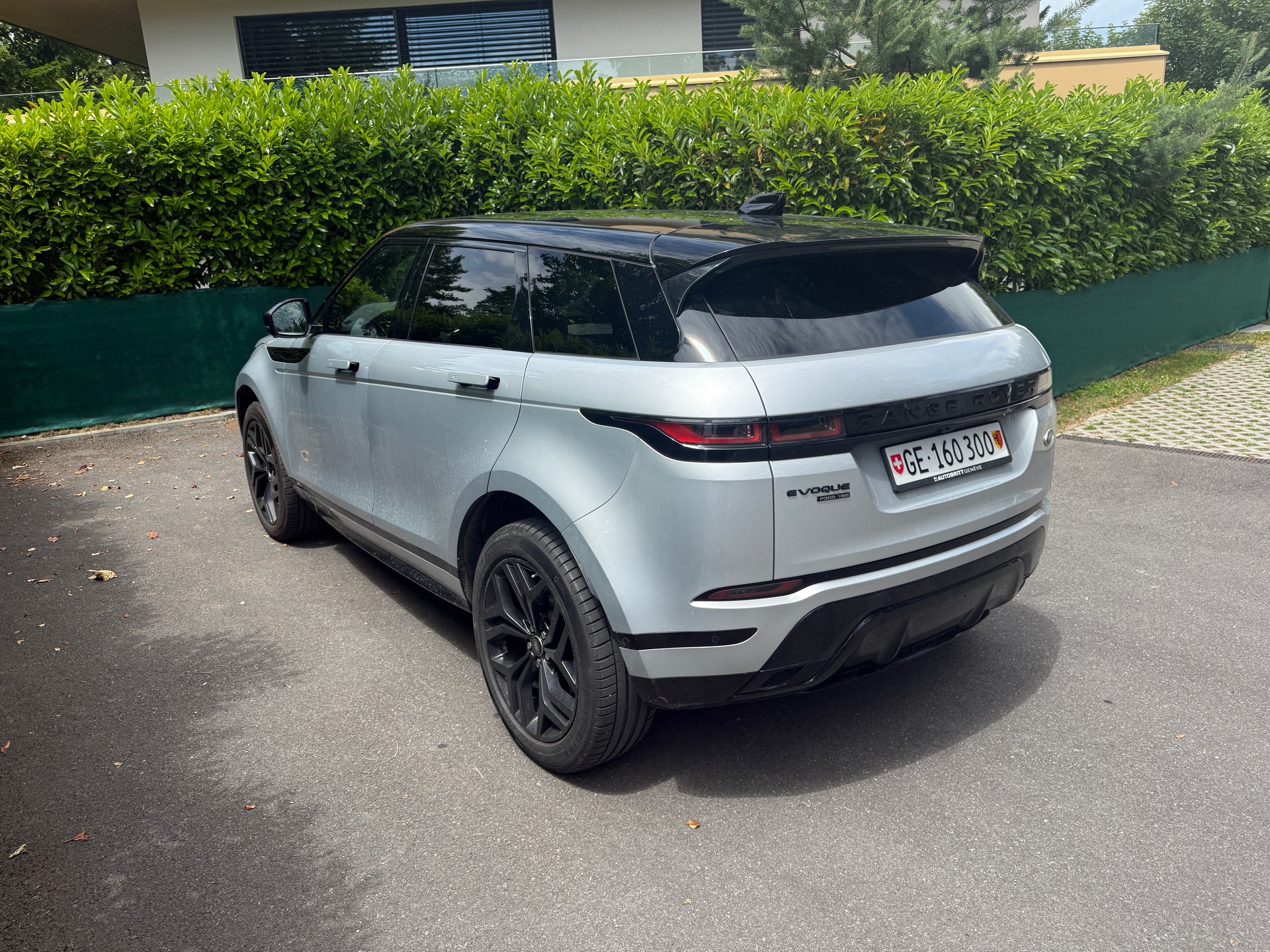 LAND ROVER 2.0 T 300 R-Dynamic HSE-image-3